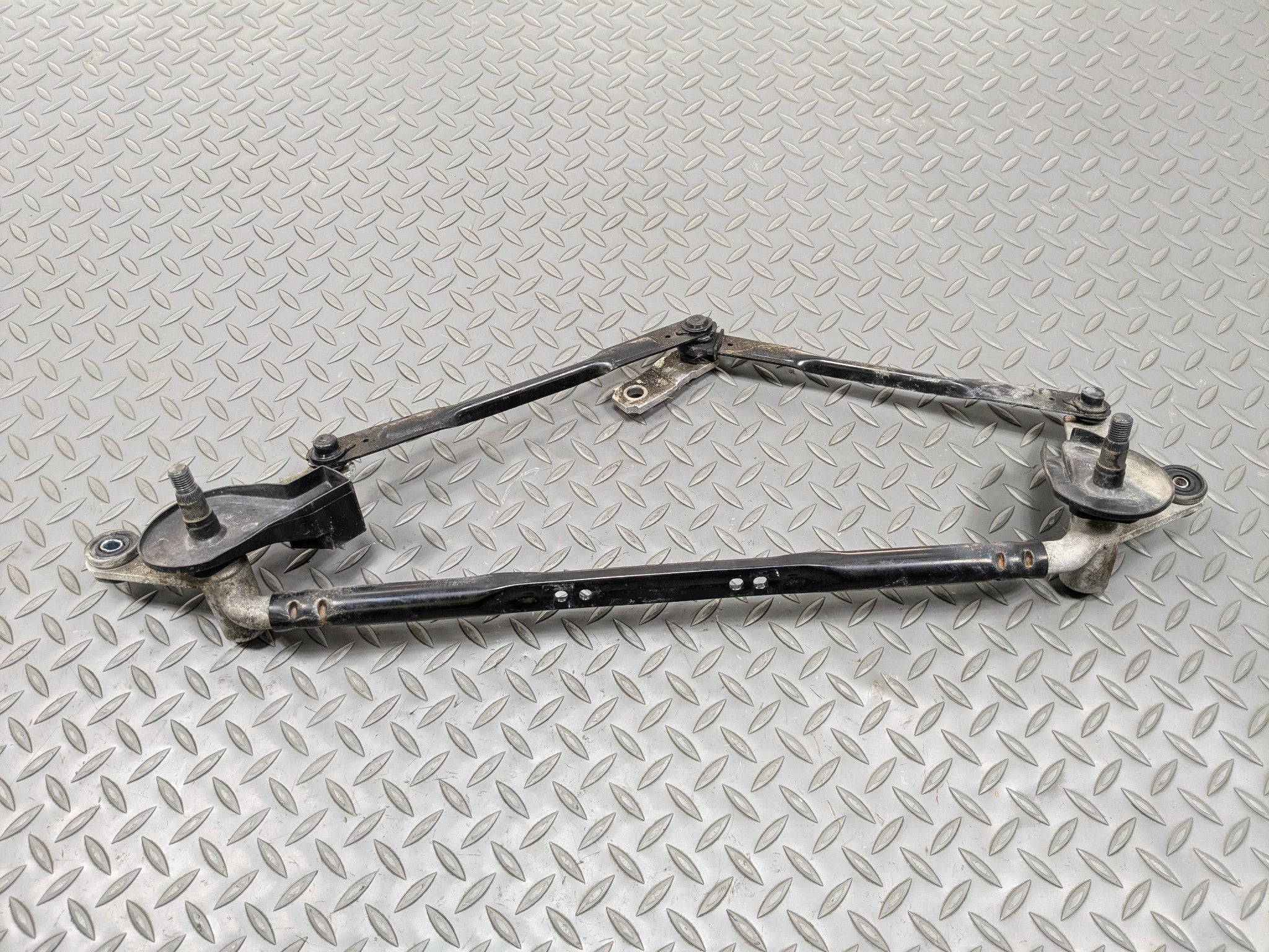 2012 - 2014 HYUNDAI AZERA OEM WINDSHIELD WIPER TRANSMISSION LINKAGE ASSEMBLY