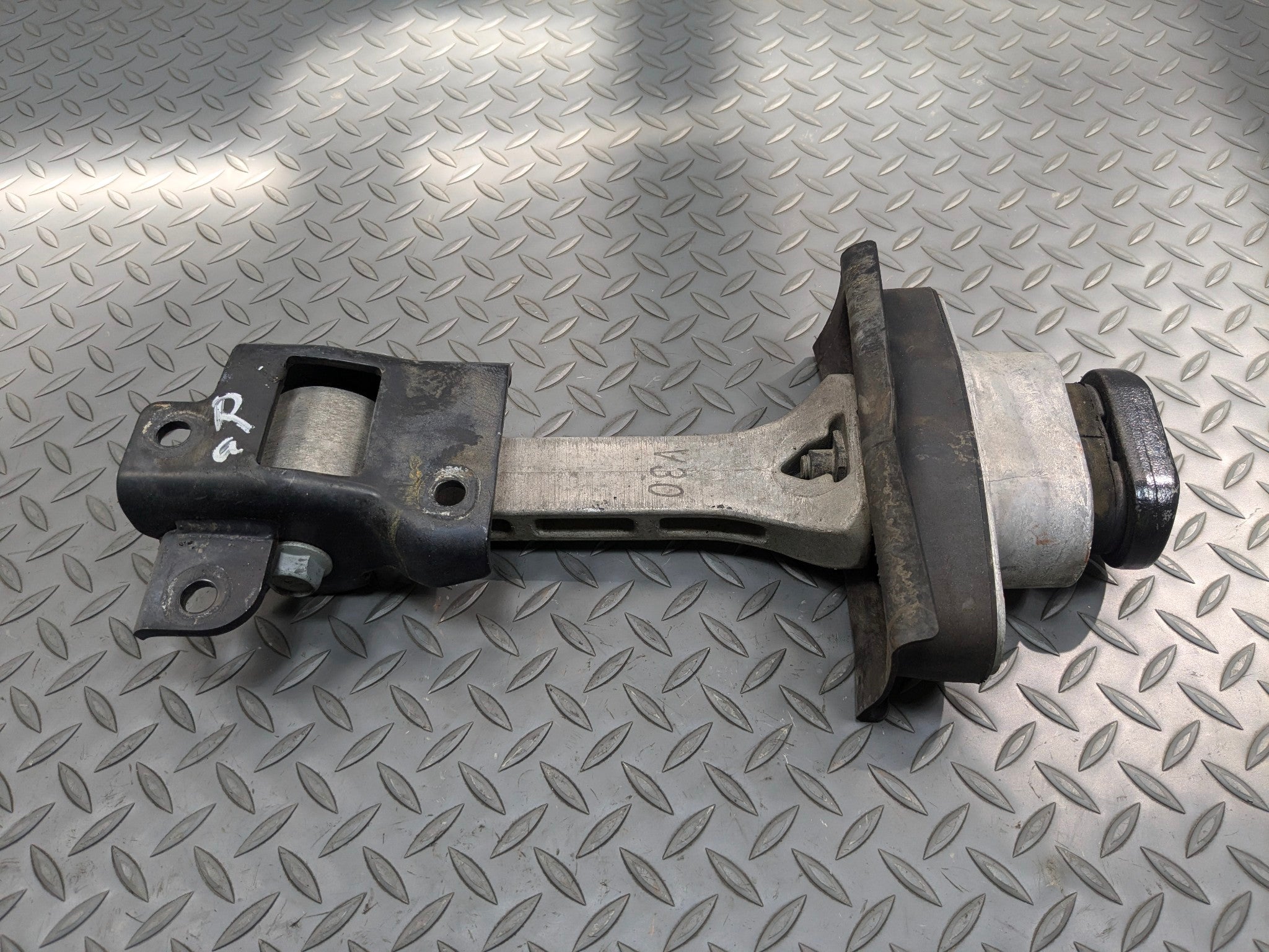 2012 - 2014 HYUNDAI AZERA OEM ENGINE MOUNT SUPPORT BRACKET TORQUE STRUT