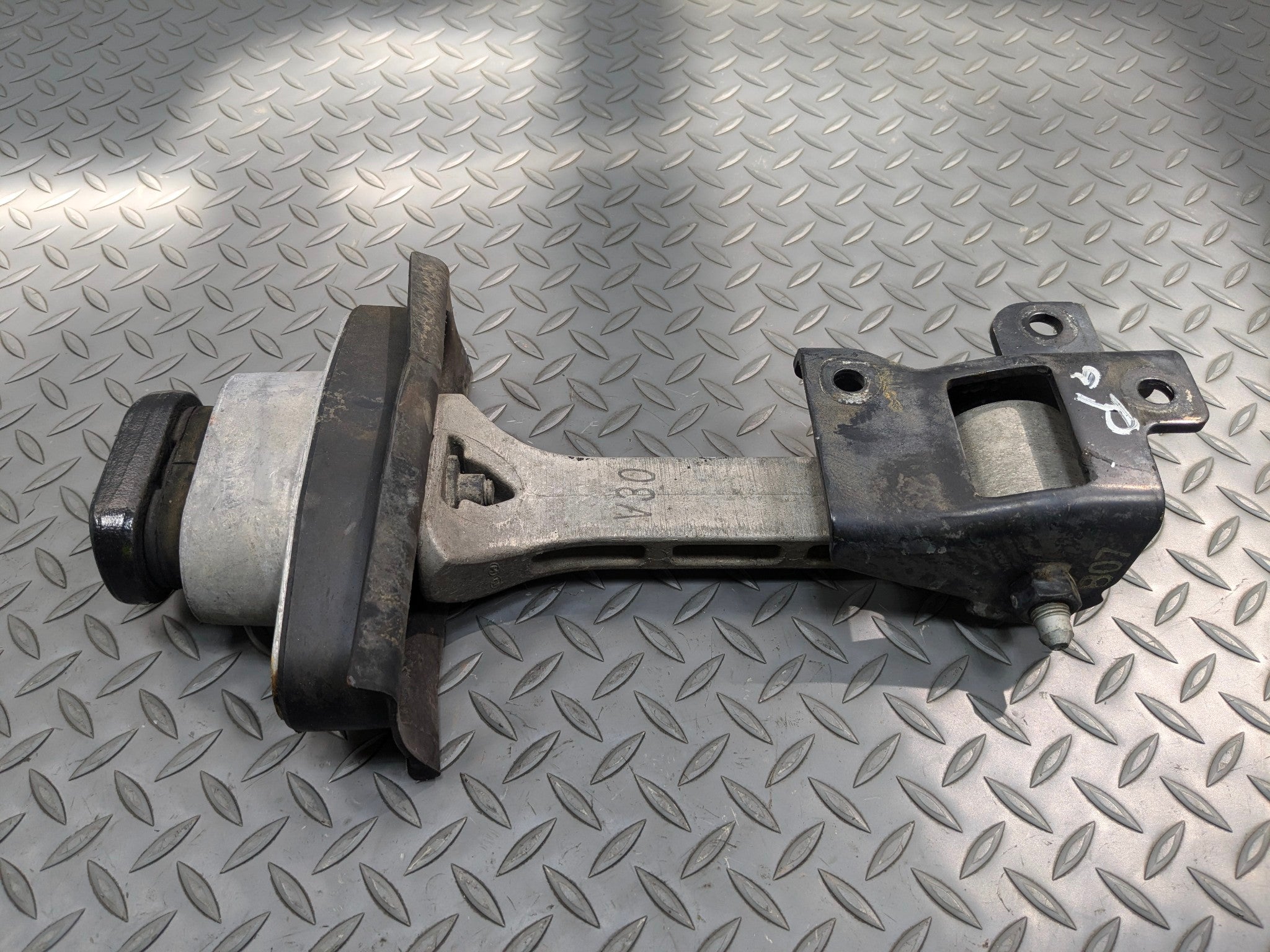 2012 - 2014 HYUNDAI AZERA OEM ENGINE MOUNT SUPPORT BRACKET TORQUE STRUT
