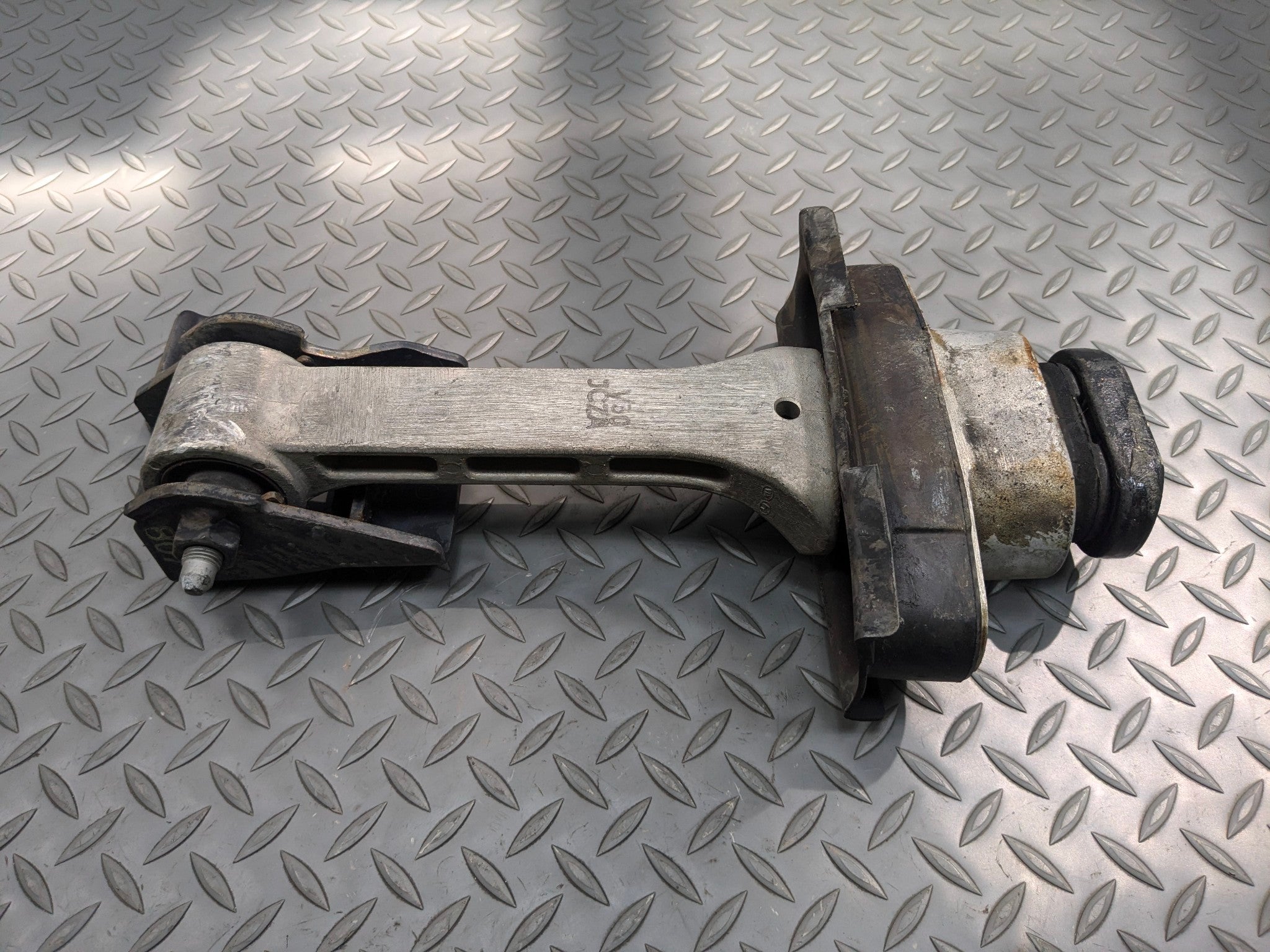 2012 - 2014 HYUNDAI AZERA OEM ENGINE MOUNT SUPPORT BRACKET TORQUE STRUT