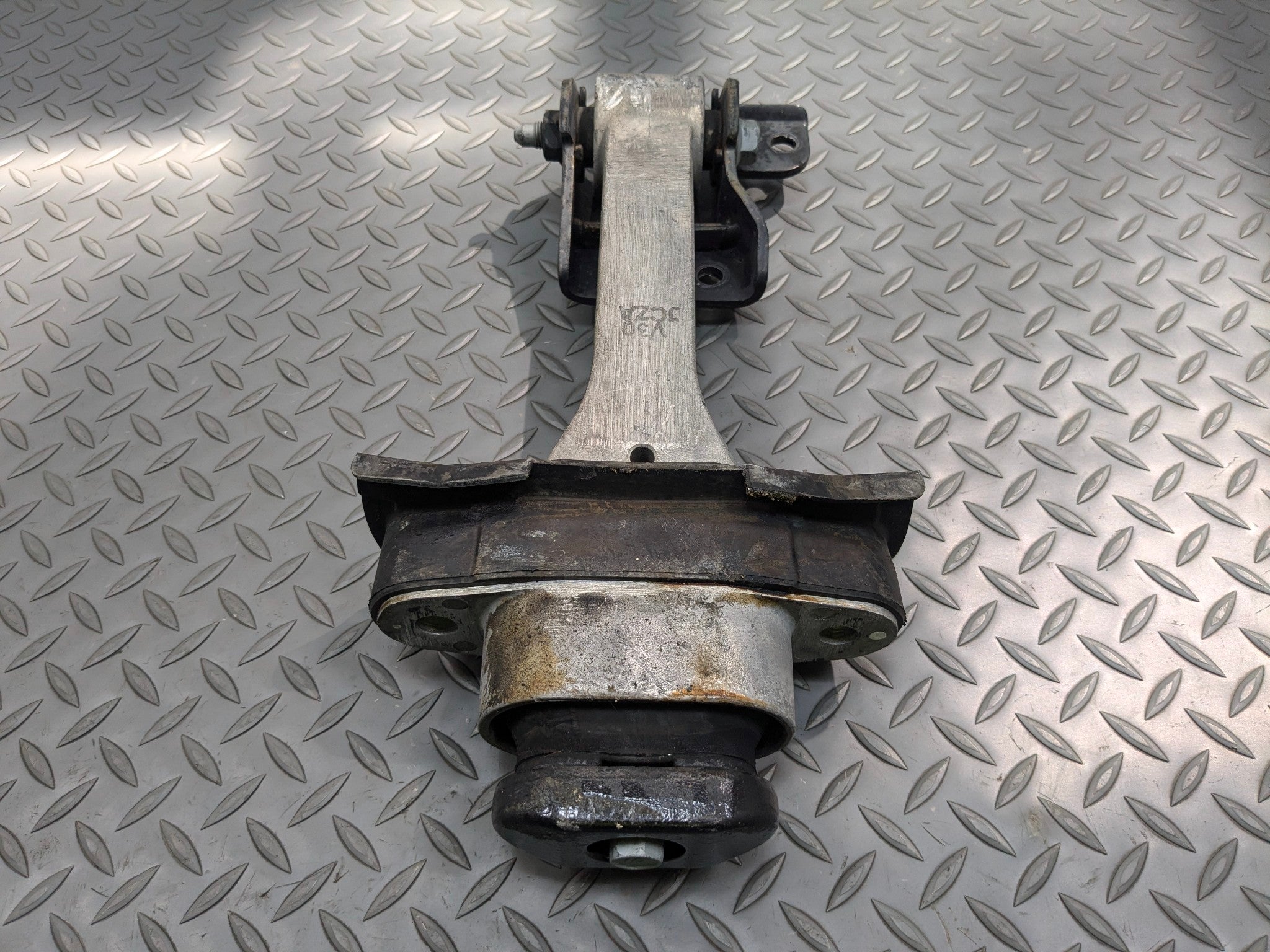 2012 - 2014 HYUNDAI AZERA OEM ENGINE MOUNT SUPPORT BRACKET TORQUE STRUT