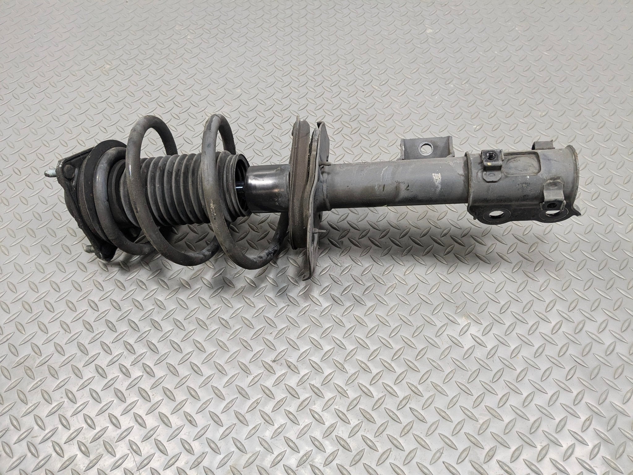 2012 - 2014 HYUNDAI AZERA OEM SHOCK STRUT ASSEMBLY FRONT LEFT DRIVER SIDE