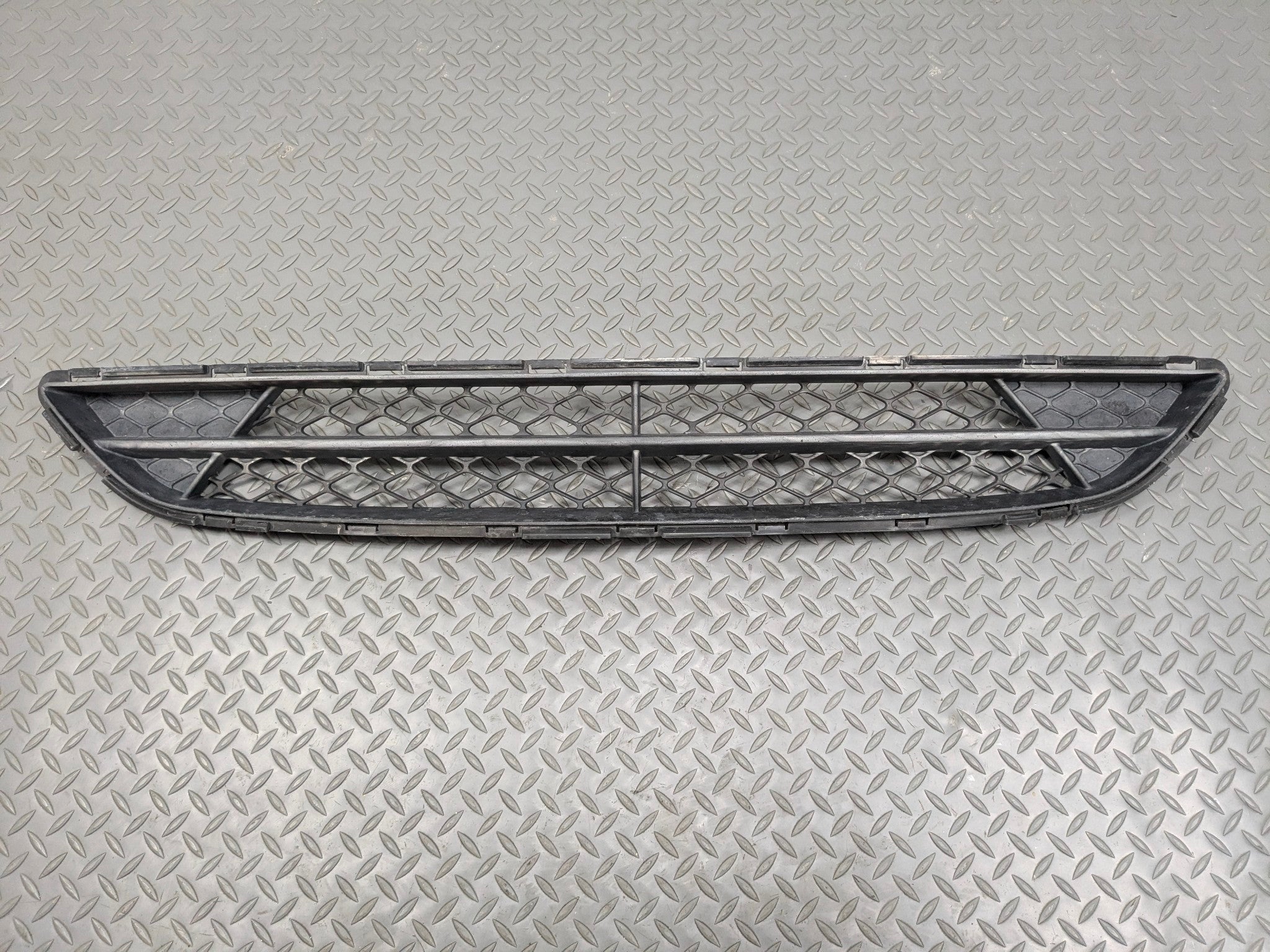 2012 - 2014 HYUNDAI AZERA OEM BUMPER MOUNTED LOWER GRILLE ASSEMBLY