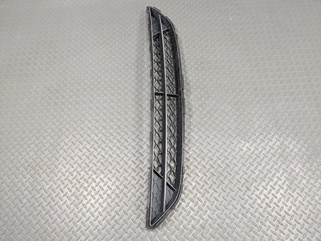 2012 - 2014 HYUNDAI AZERA OEM BUMPER MOUNTED LOWER GRILLE ASSEMBLY