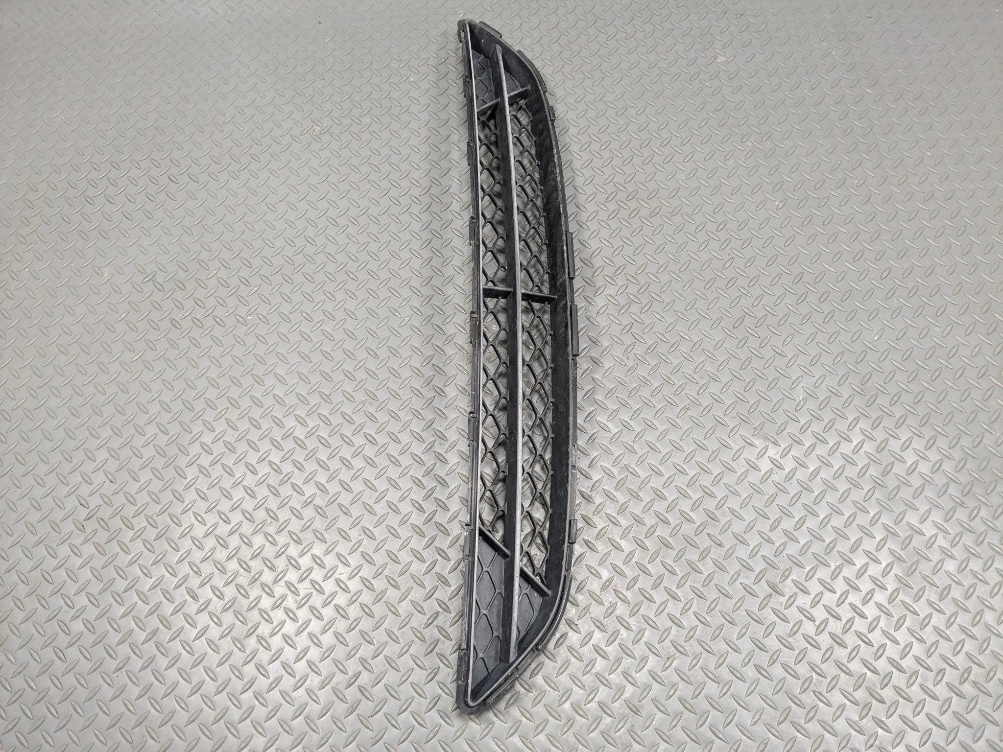 2012 - 2014 HYUNDAI AZERA OEM BUMPER MOUNTED LOWER GRILLE ASSEMBLY