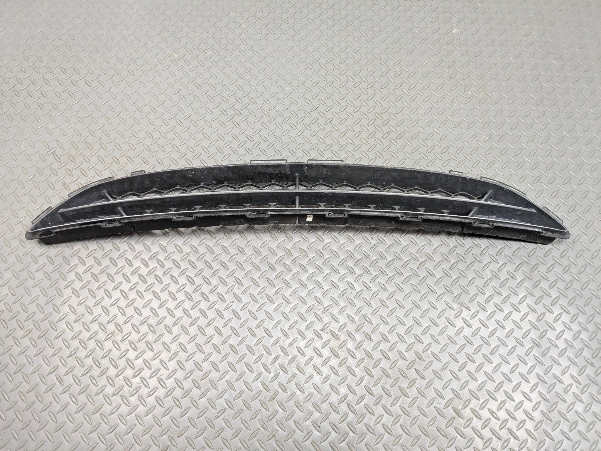 2012 - 2014 HYUNDAI AZERA OEM BUMPER MOUNTED LOWER GRILLE ASSEMBLY