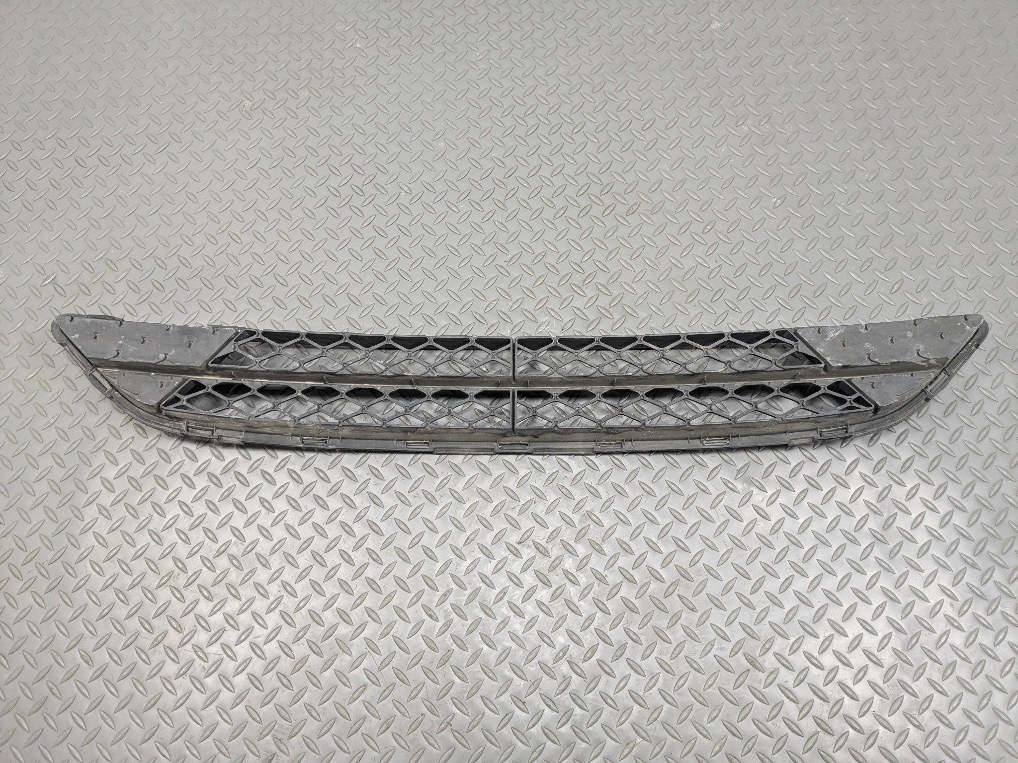 2012 - 2014 HYUNDAI AZERA OEM BUMPER MOUNTED LOWER GRILLE ASSEMBLY