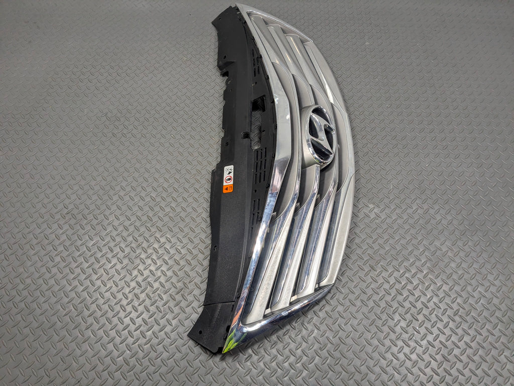2012 - 2014 HYUNDAI AZERA OEM BUMPER MOUNTED UPPER GRILLE ASSEMBLY