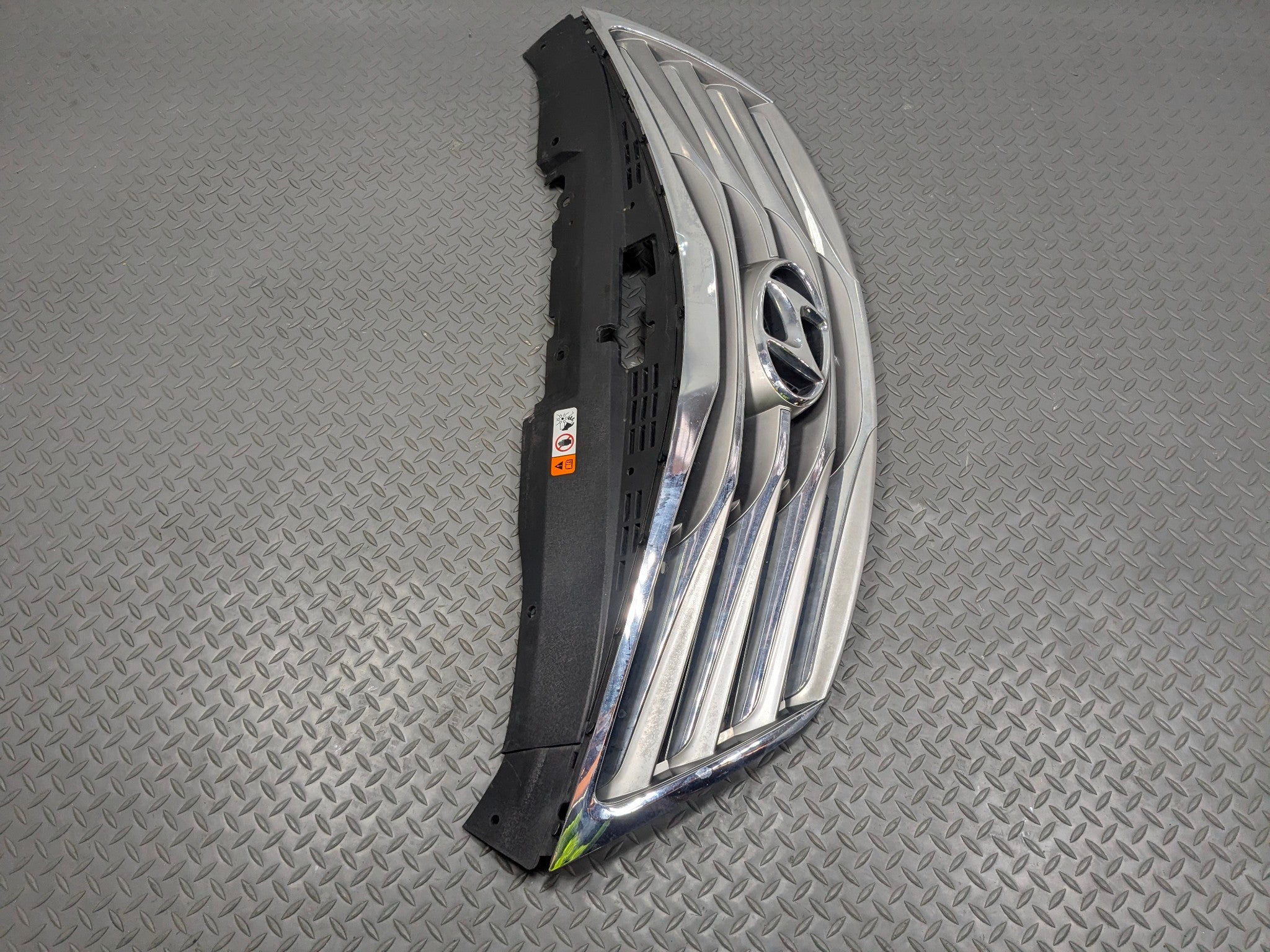 2012 - 2014 HYUNDAI AZERA OEM BUMPER MOUNTED UPPER GRILLE ASSEMBLY