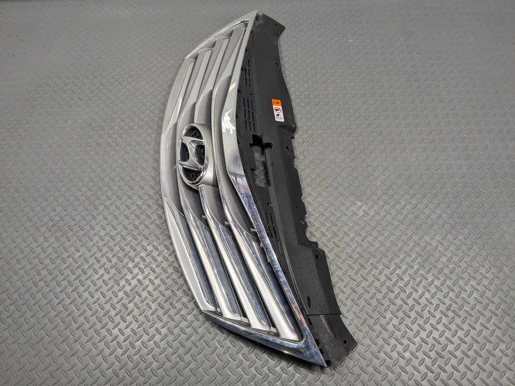 2012 - 2014 HYUNDAI AZERA OEM BUMPER MOUNTED UPPER GRILLE ASSEMBLY