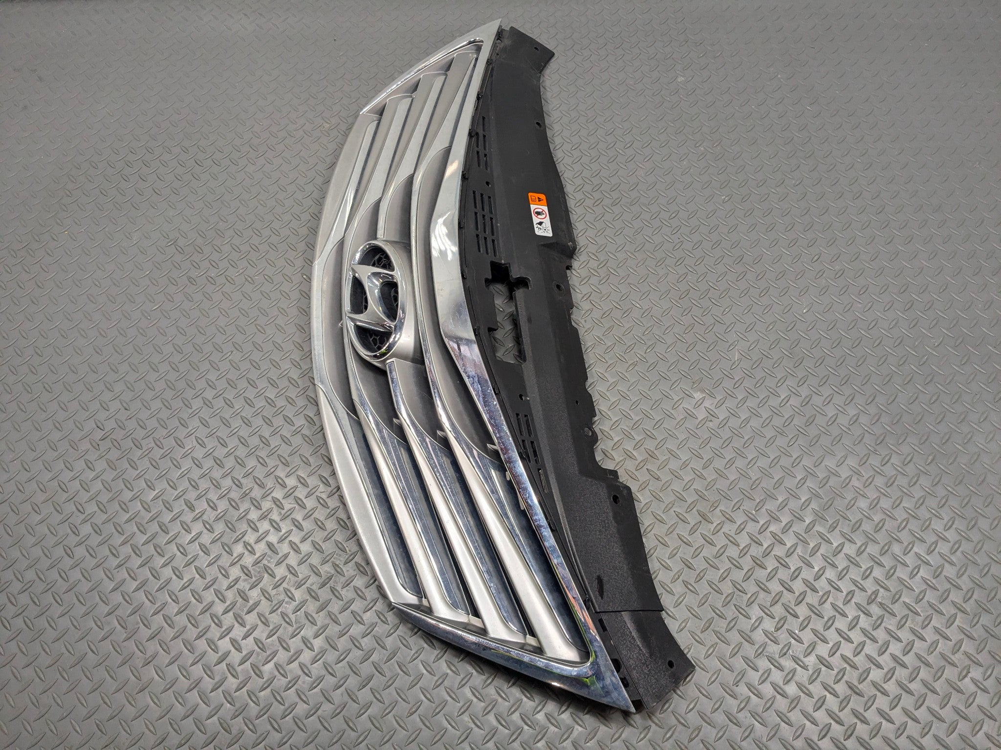 2012 - 2014 HYUNDAI AZERA OEM BUMPER MOUNTED UPPER GRILLE ASSEMBLY