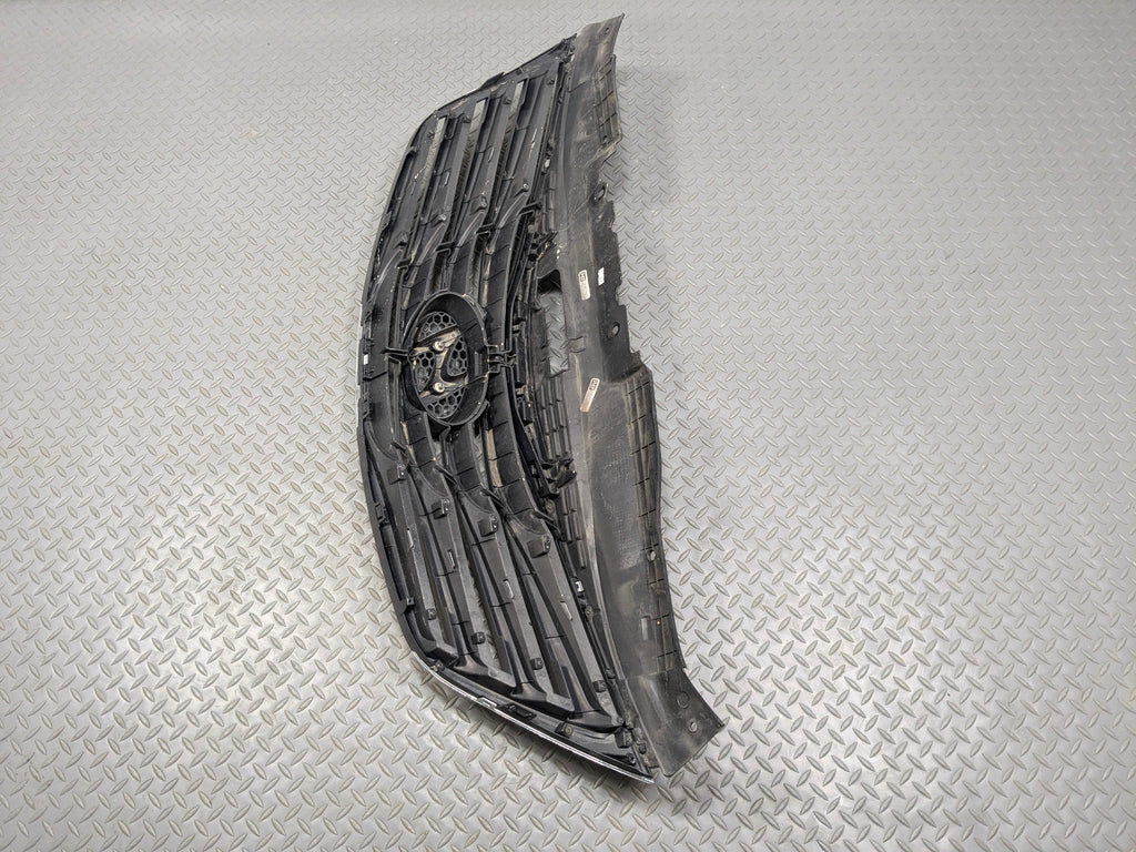 2012 - 2014 HYUNDAI AZERA OEM BUMPER MOUNTED UPPER GRILLE ASSEMBLY