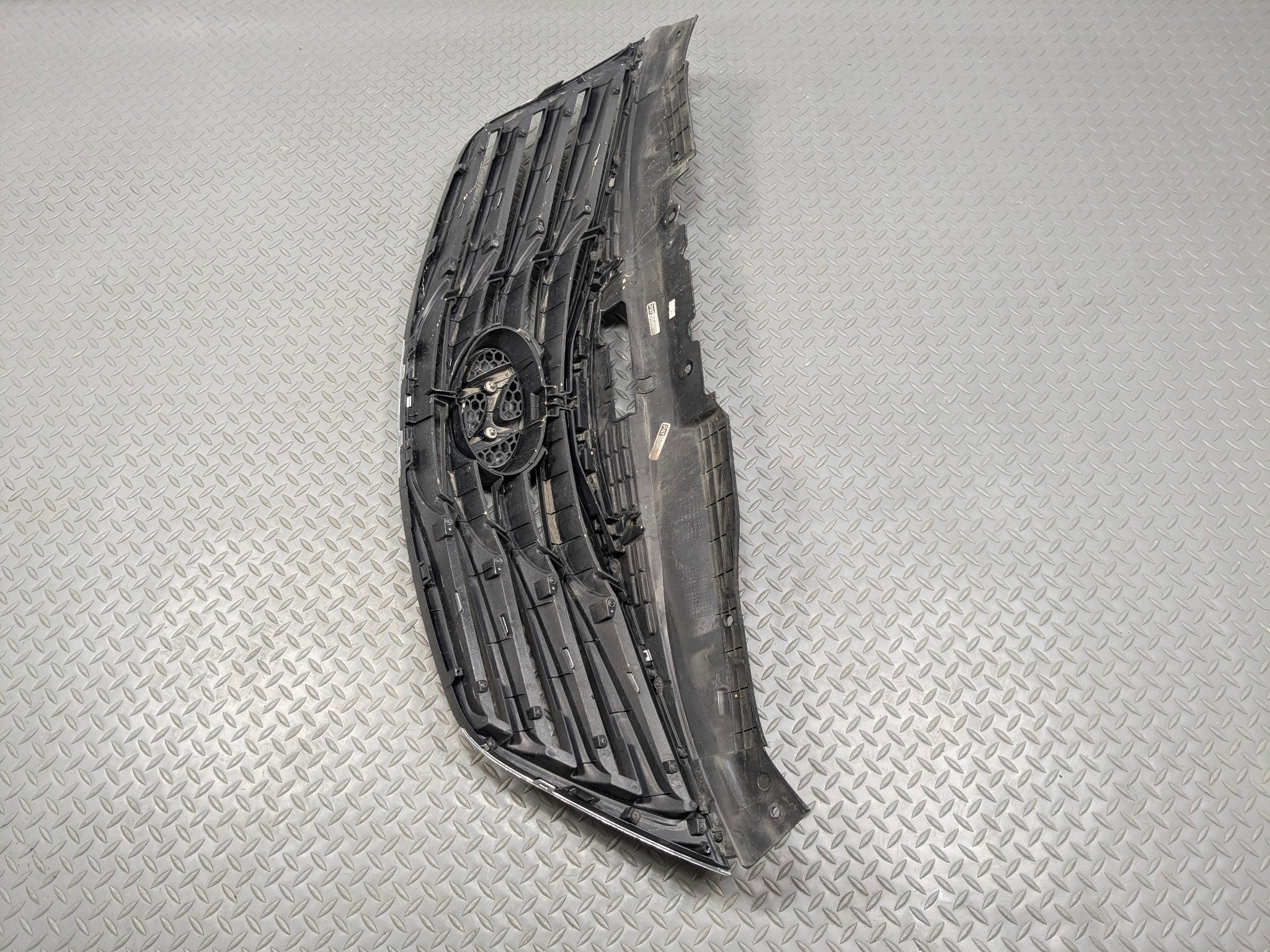 2012 - 2014 HYUNDAI AZERA OEM BUMPER MOUNTED UPPER GRILLE ASSEMBLY