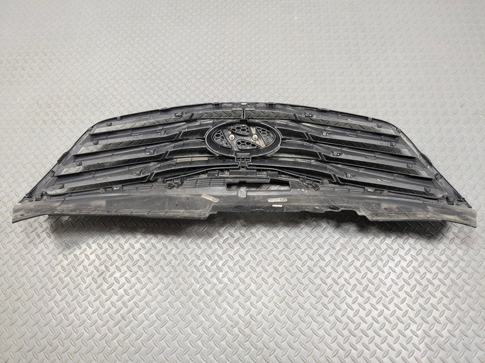 2012 - 2014 HYUNDAI AZERA OEM BUMPER MOUNTED UPPER GRILLE ASSEMBLY