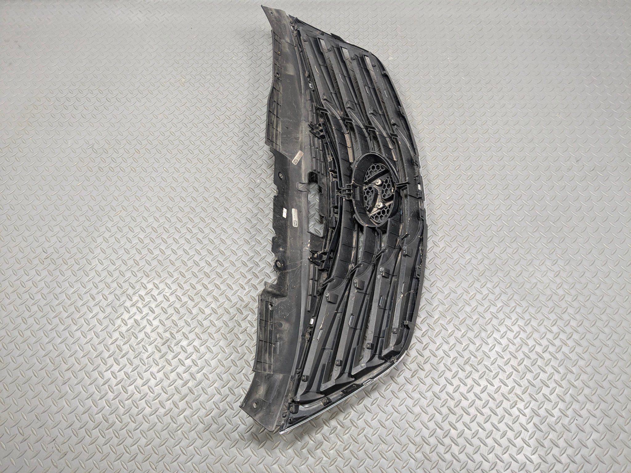 2012 - 2014 HYUNDAI AZERA OEM BUMPER MOUNTED UPPER GRILLE ASSEMBLY