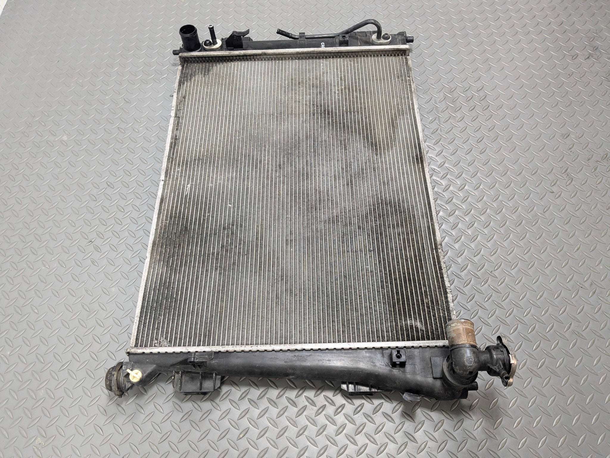 2012 - 2014 HYUNDAI AZERA OEM ENGINE COOLANT COOLING RADIATOR ASSEMBLY