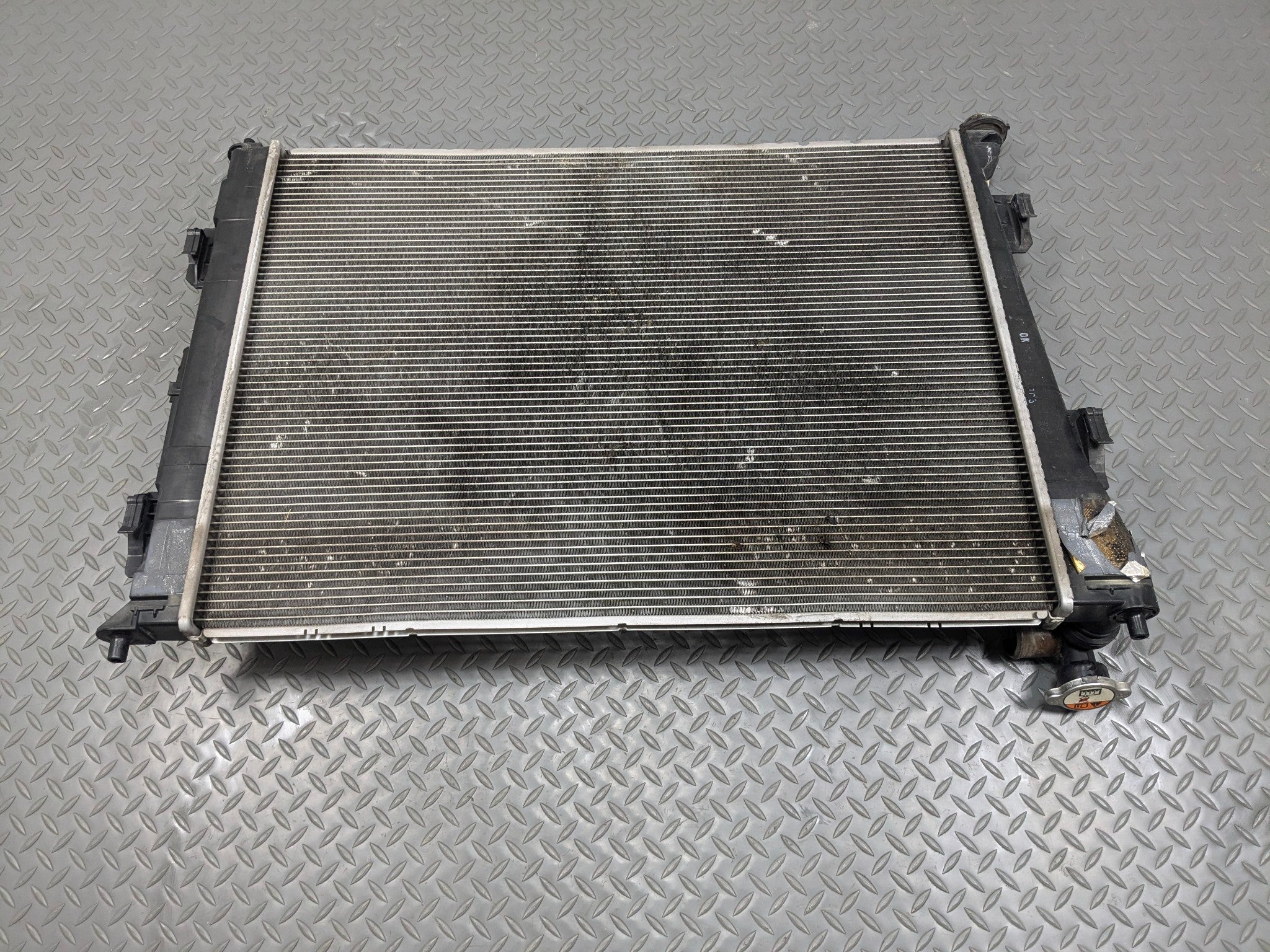 2012 - 2014 HYUNDAI AZERA OEM ENGINE COOLANT COOLING RADIATOR ASSEMBLY