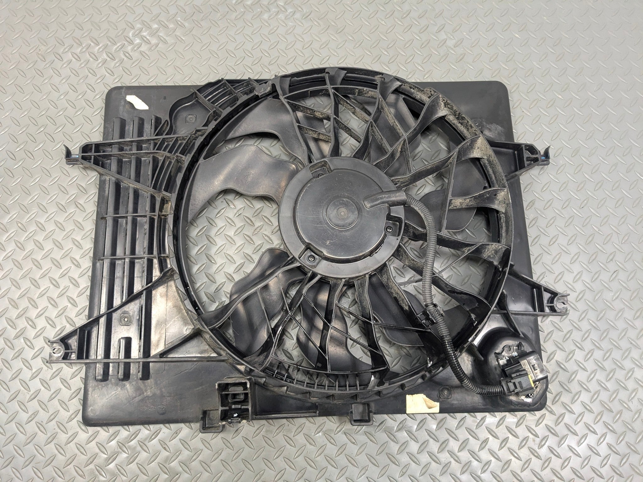 2012 - 2014 HYUNDAI AZERA OEM ELECTRIC COOLING FAN SHROUD ASSEMBLY