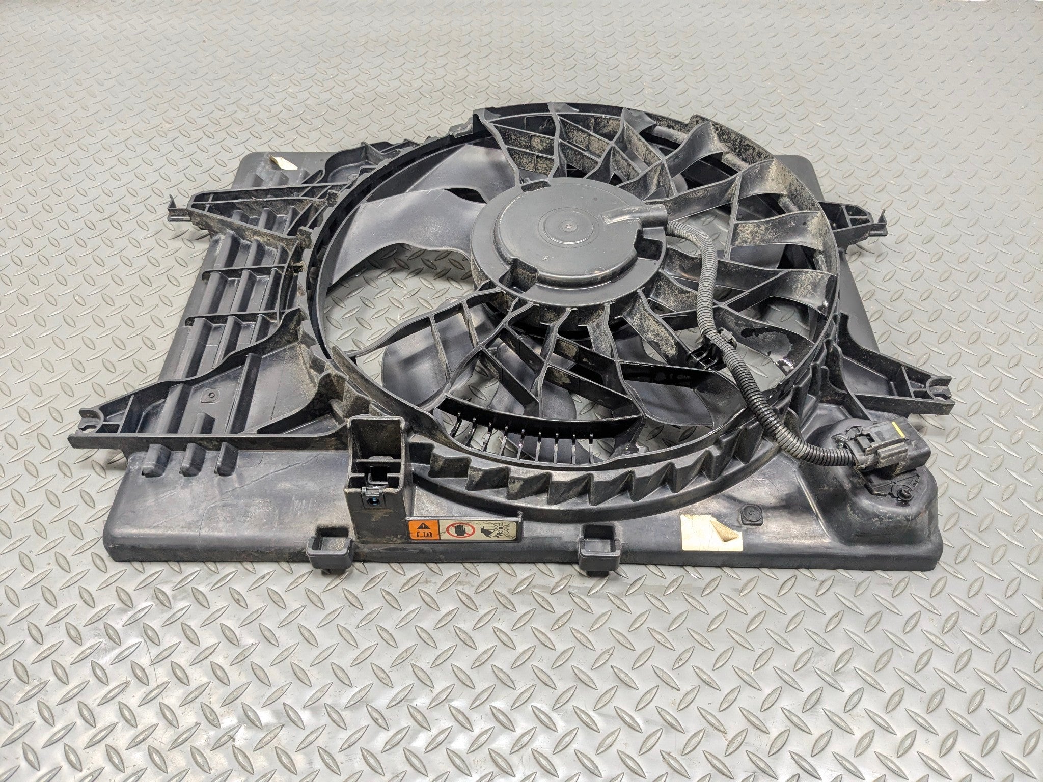 2012 - 2014 HYUNDAI AZERA OEM ELECTRIC COOLING FAN SHROUD ASSEMBLY