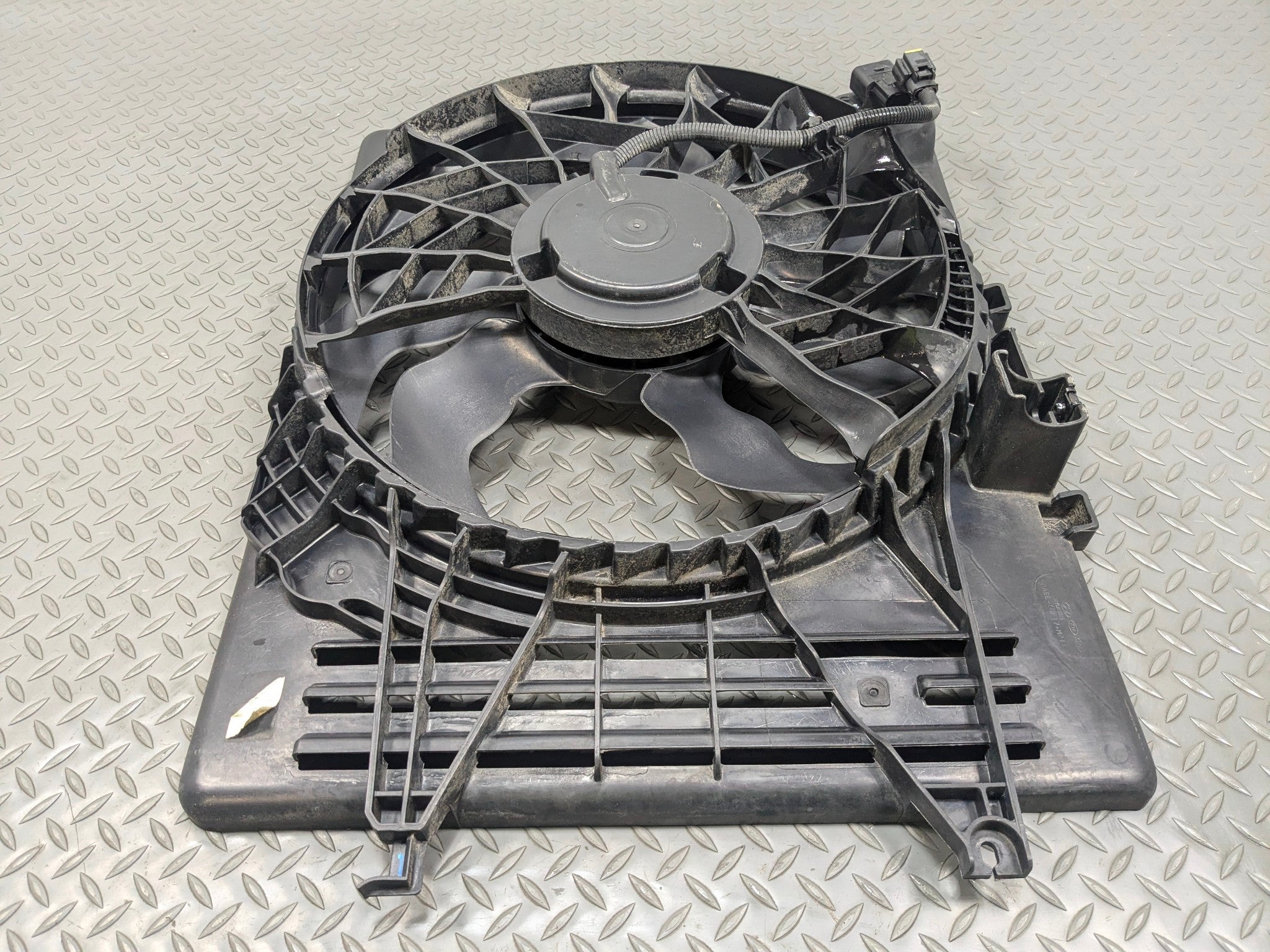 2012 - 2014 HYUNDAI AZERA OEM ELECTRIC COOLING FAN SHROUD ASSEMBLY