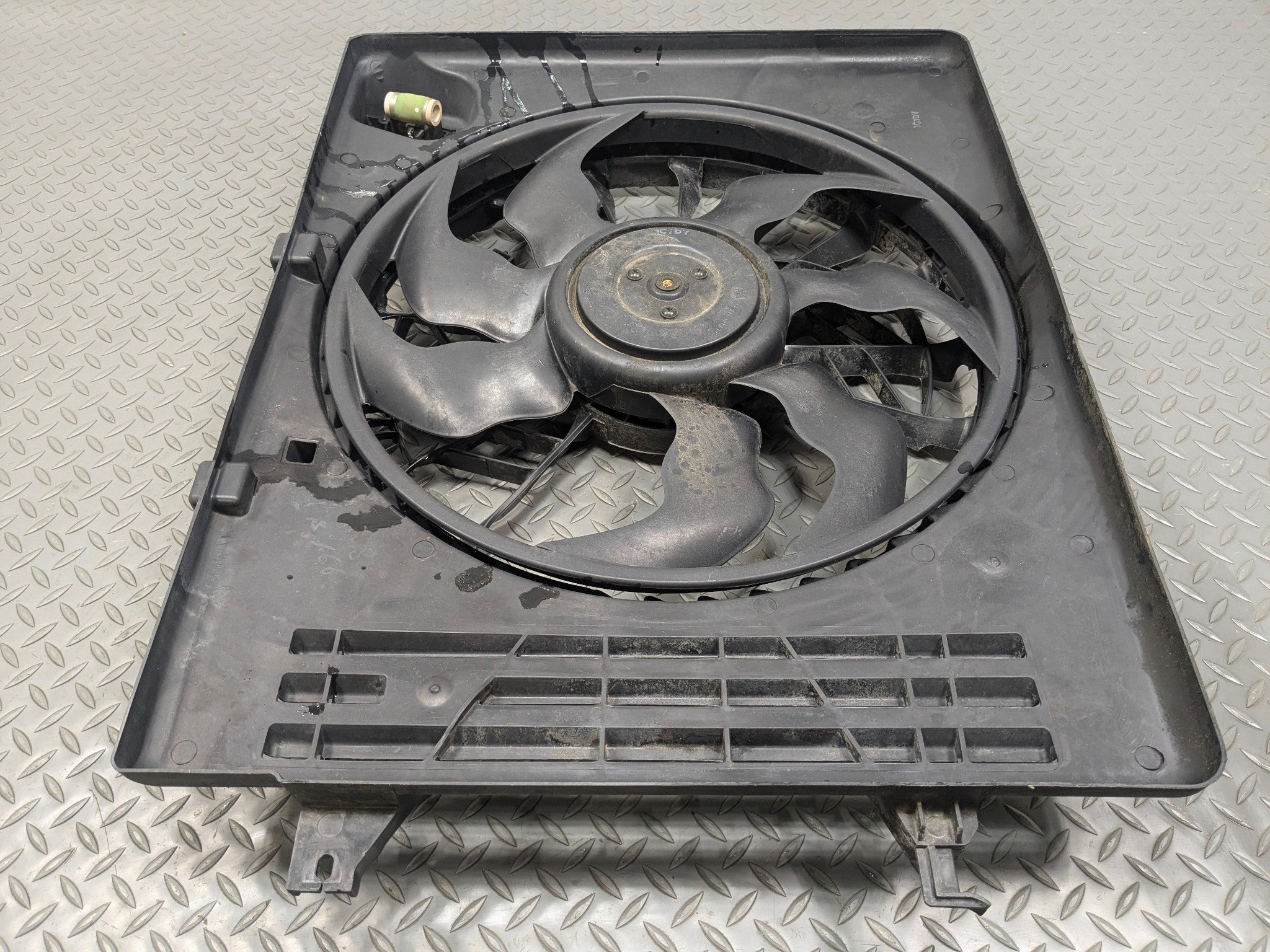 2012 - 2014 HYUNDAI AZERA OEM ELECTRIC COOLING FAN SHROUD ASSEMBLY