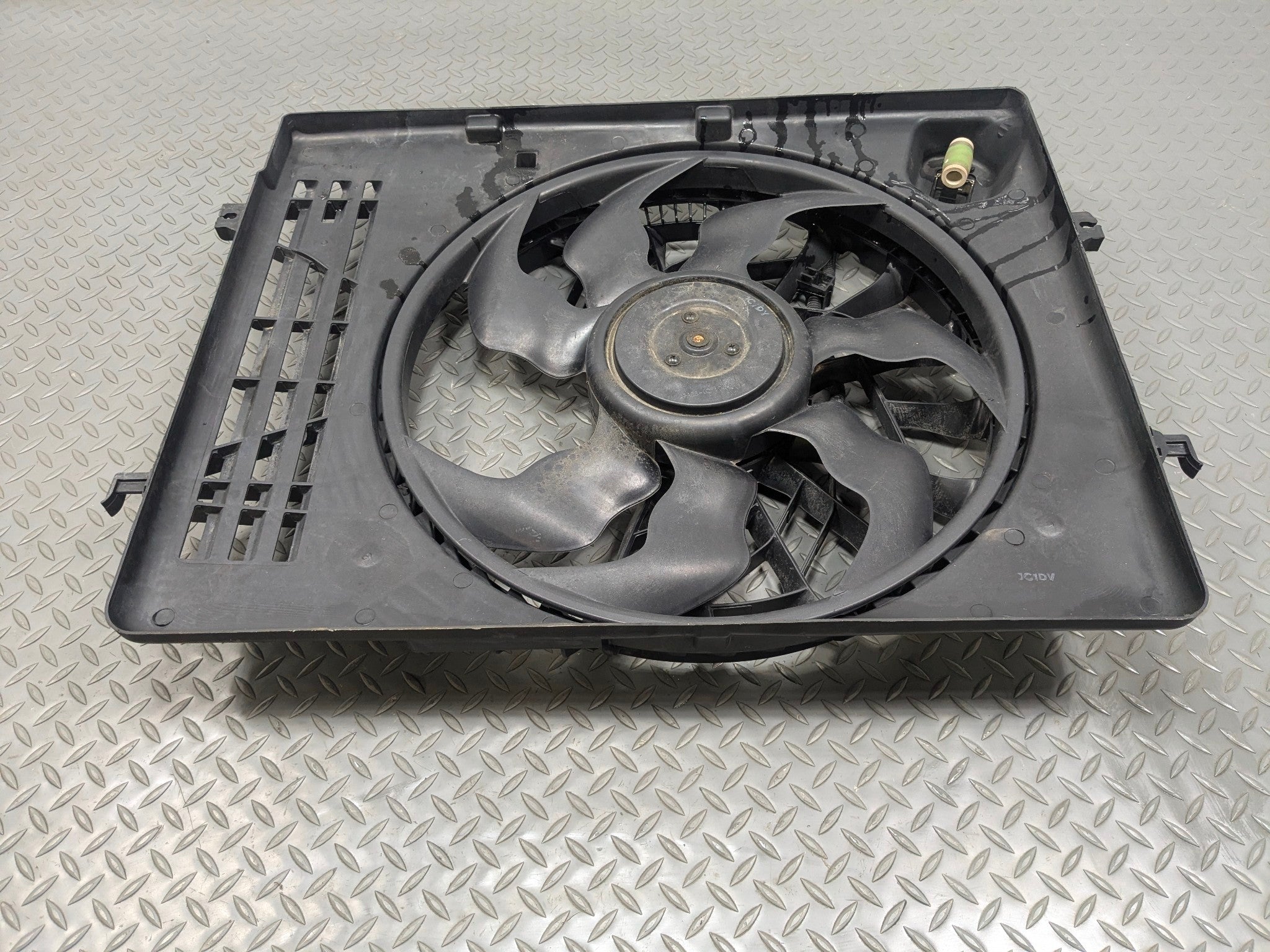 2012 - 2014 HYUNDAI AZERA OEM ELECTRIC COOLING FAN SHROUD ASSEMBLY