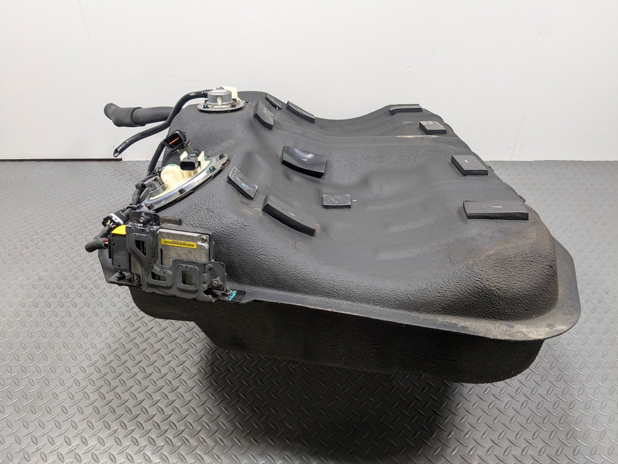 2012 - 2014 HYUNDAI AZERA OEM GASOLINE GAS FUEL TANK RESERVOIR ASSEMBLY