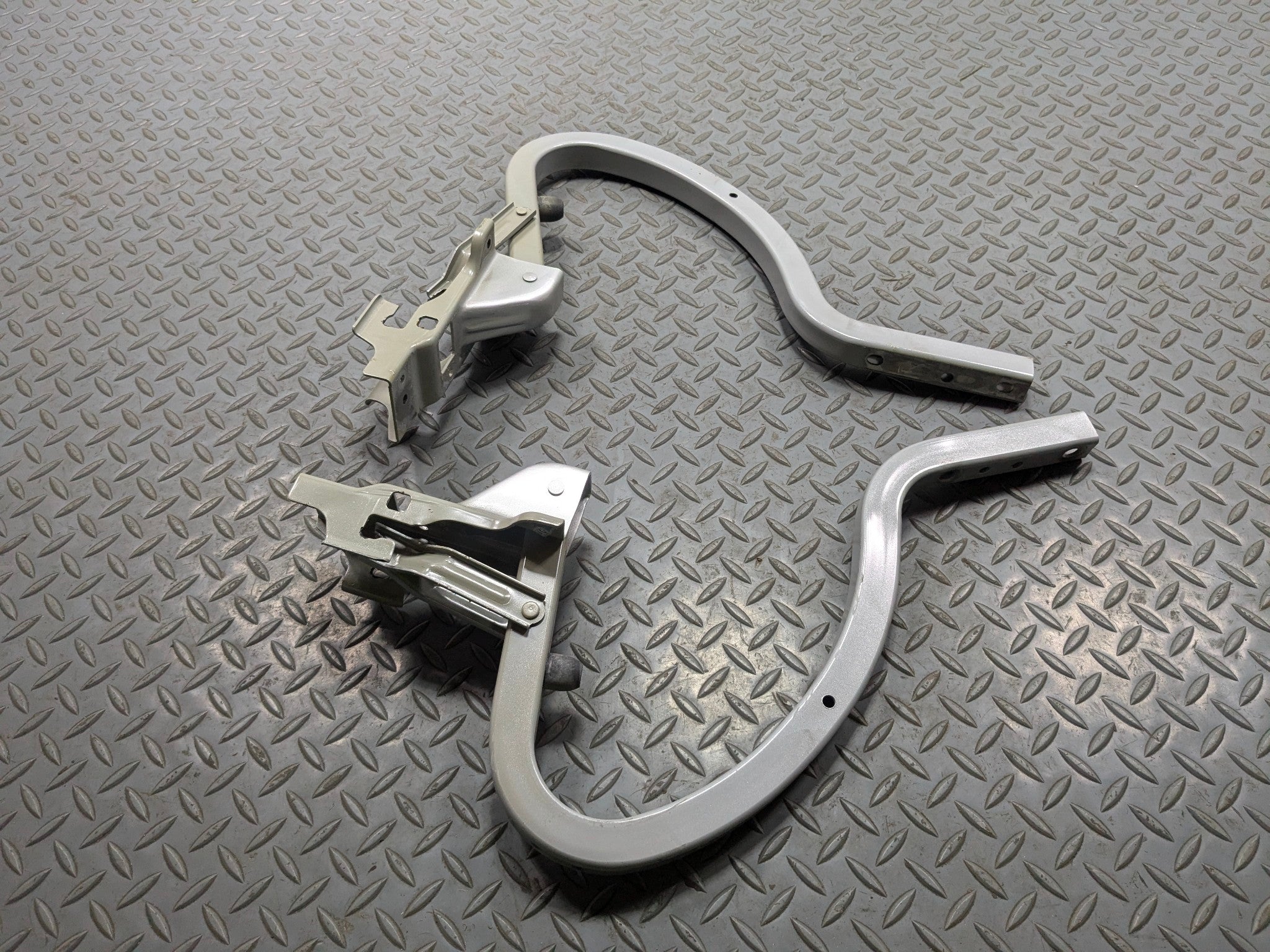 2012 - 2014 HYUNDAI AZERA OEM TAIL GATE HINGE SET REAR LEFT AND RIGHT TRUNK LID