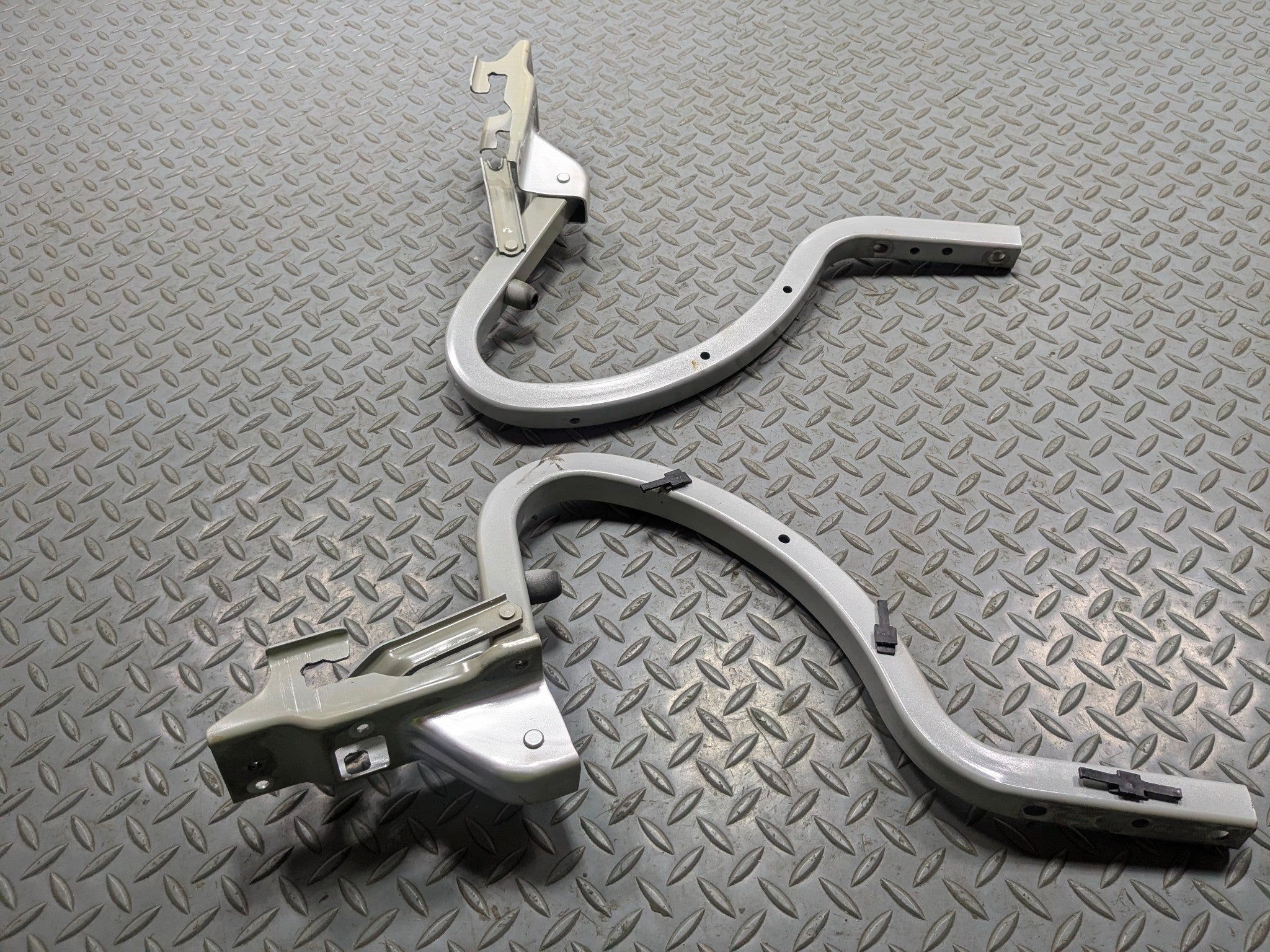 2012 - 2014 HYUNDAI AZERA OEM TAIL GATE HINGE SET REAR LEFT AND RIGHT TRUNK LID
