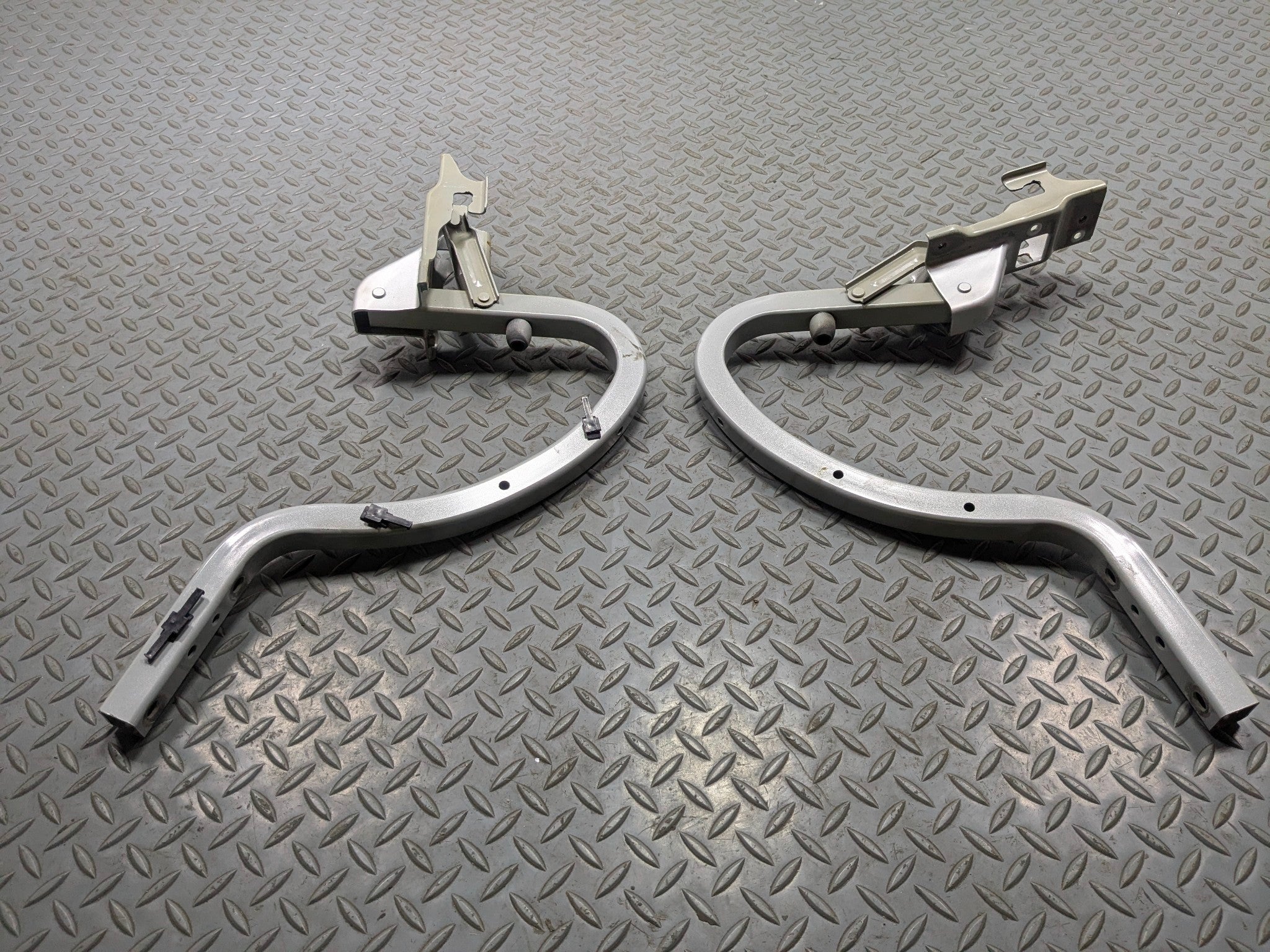 2012 - 2014 HYUNDAI AZERA OEM TAIL GATE HINGE SET REAR LEFT AND RIGHT TRUNK LID
