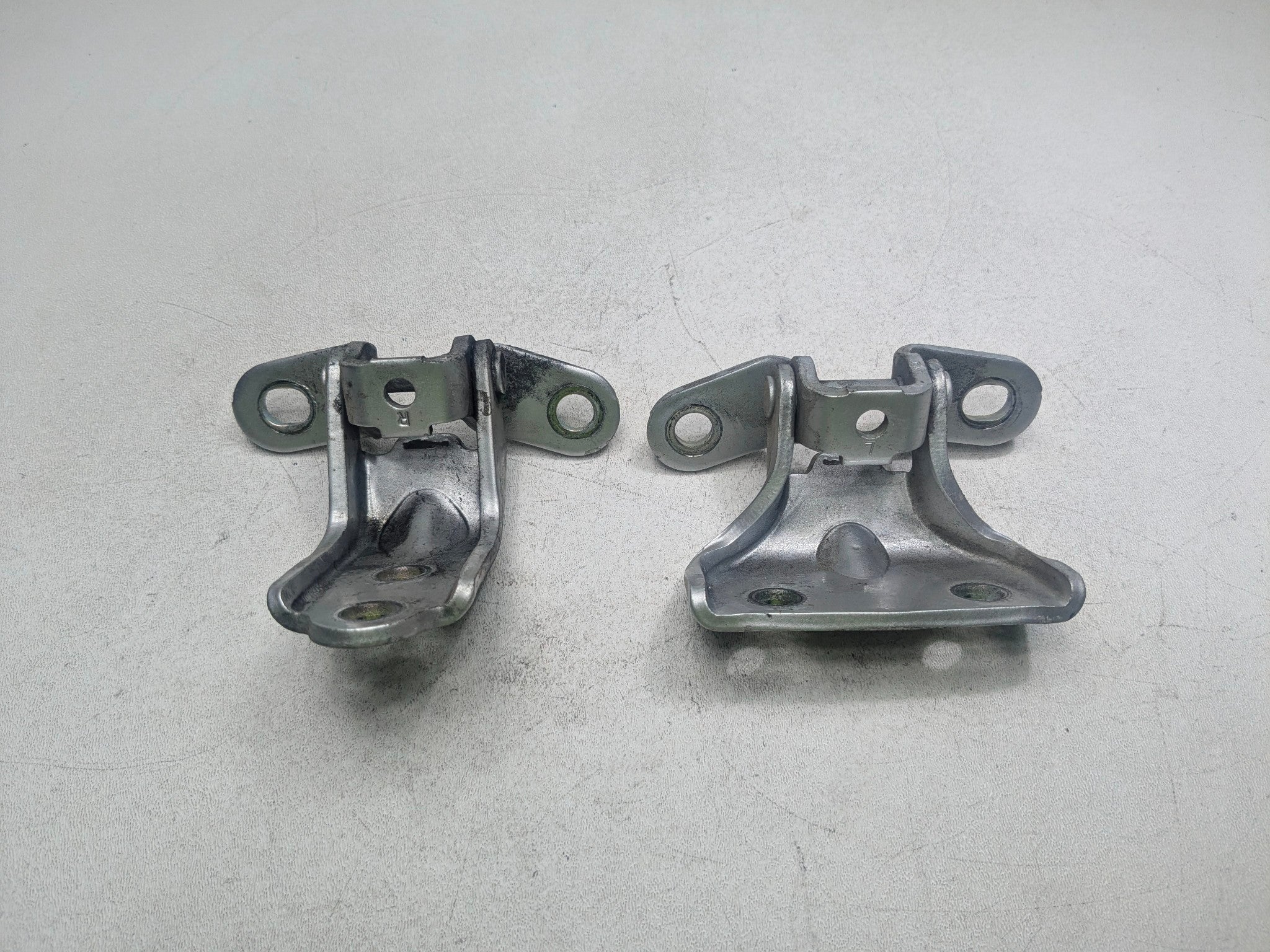 2012 - 2014 HYUNDAI AZERA OEM DOOR HINGES UPPER AND LOWER REAR LEFT DRIVER SIDE