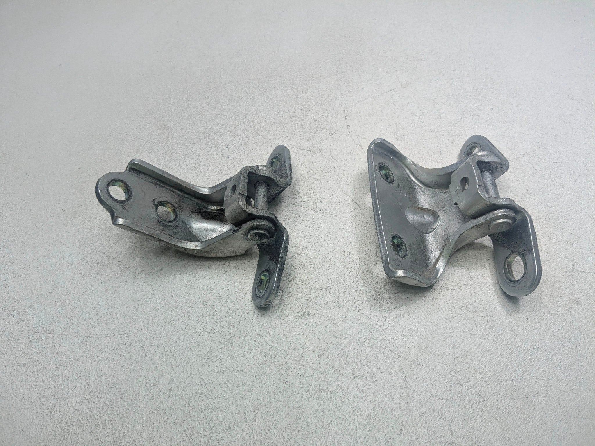 2012 - 2014 HYUNDAI AZERA OEM DOOR HINGES UPPER AND LOWER REAR LEFT DRIVER SIDE