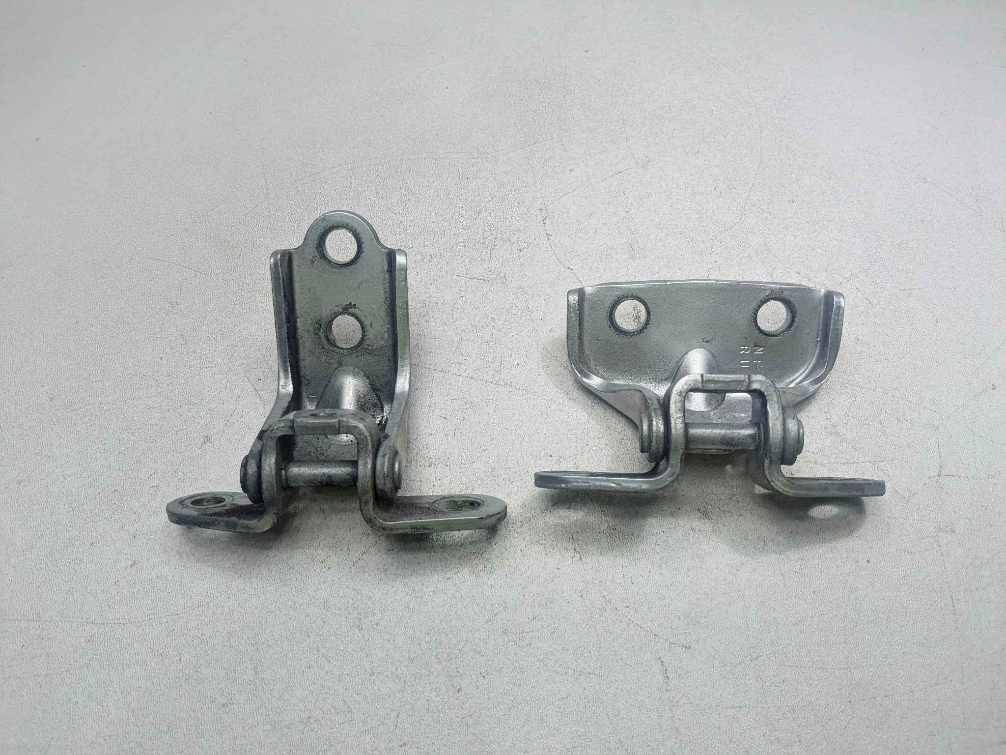 2012 - 2014 HYUNDAI AZERA OEM DOOR HINGES UPPER AND LOWER REAR LEFT DRIVER SIDE