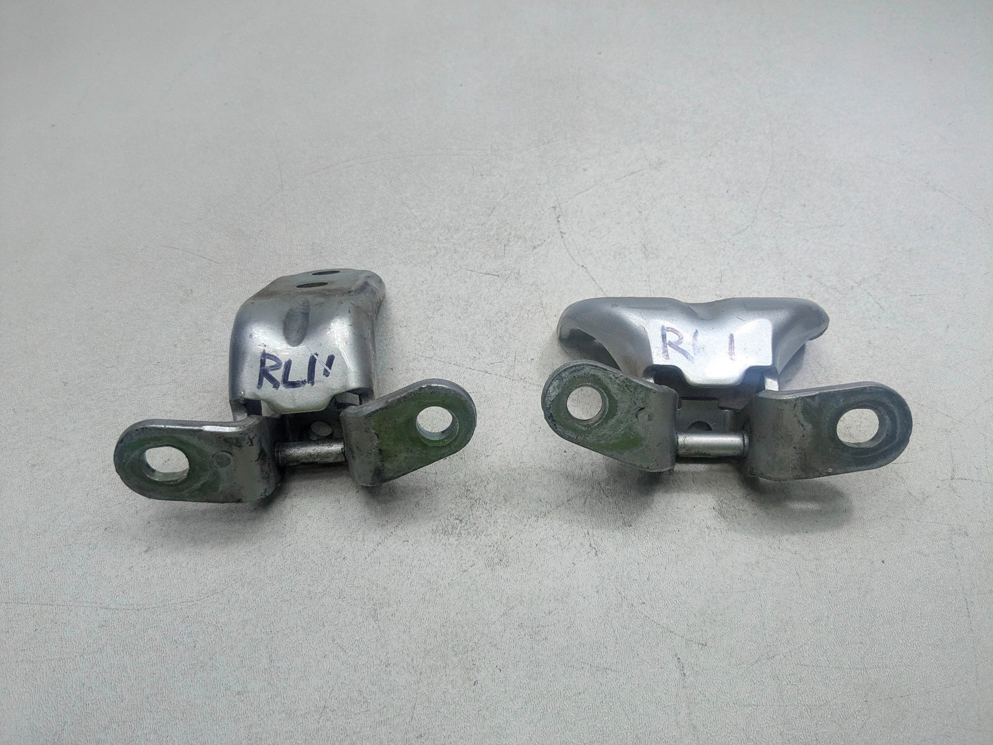 2012 - 2014 HYUNDAI AZERA OEM DOOR HINGES UPPER AND LOWER REAR LEFT DRIVER SIDE