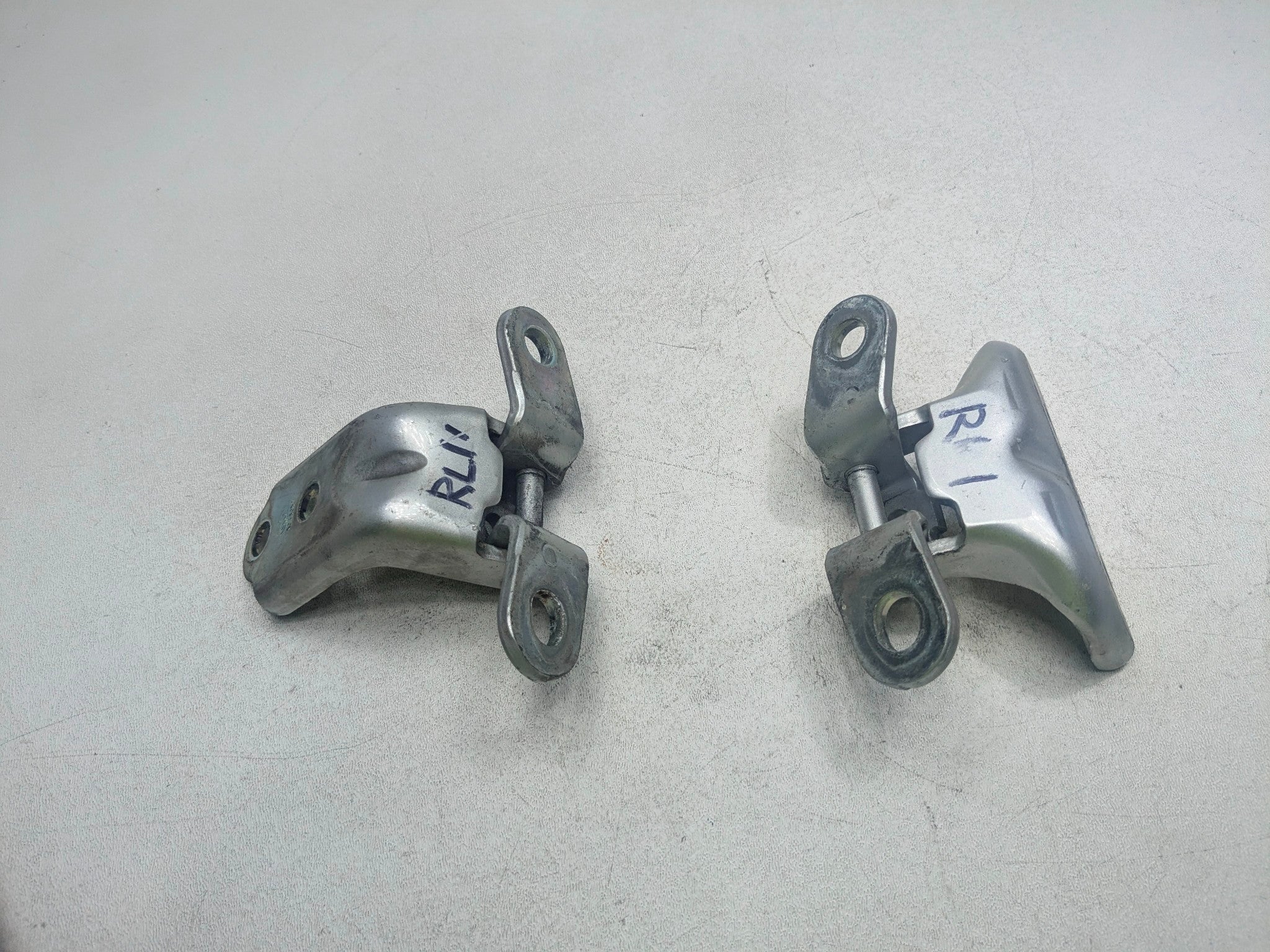 2012 - 2014 HYUNDAI AZERA OEM DOOR HINGES UPPER AND LOWER REAR LEFT DRIVER SIDE