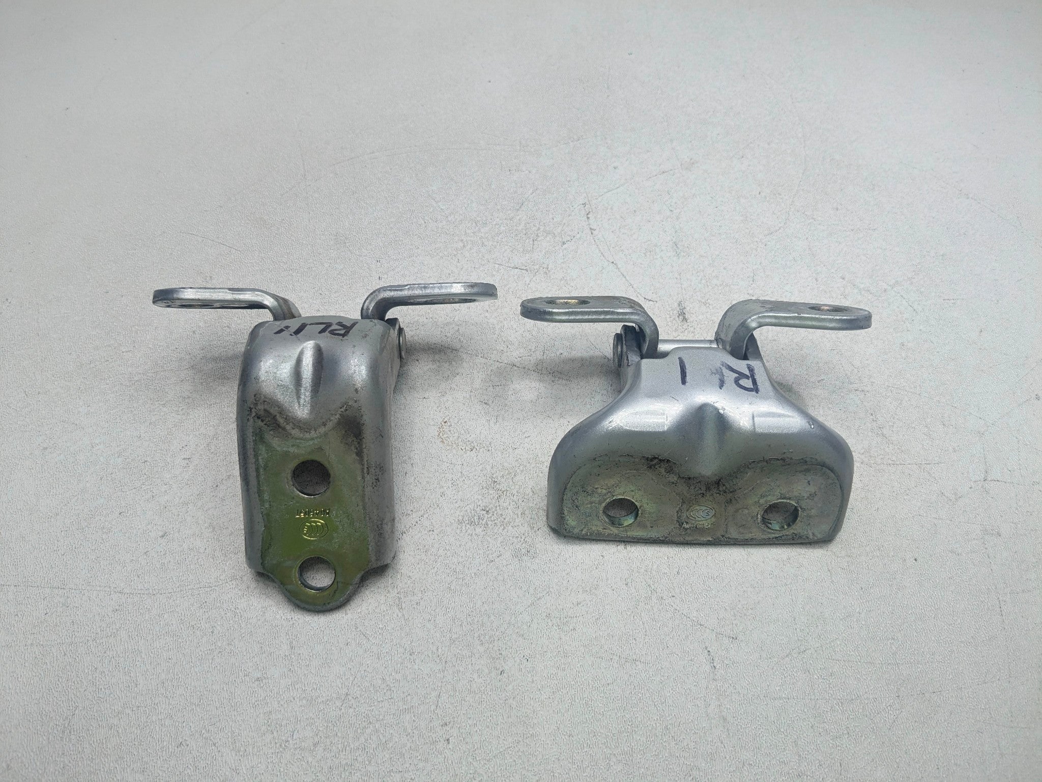 2012 - 2014 HYUNDAI AZERA OEM DOOR HINGES UPPER AND LOWER REAR LEFT DRIVER SIDE