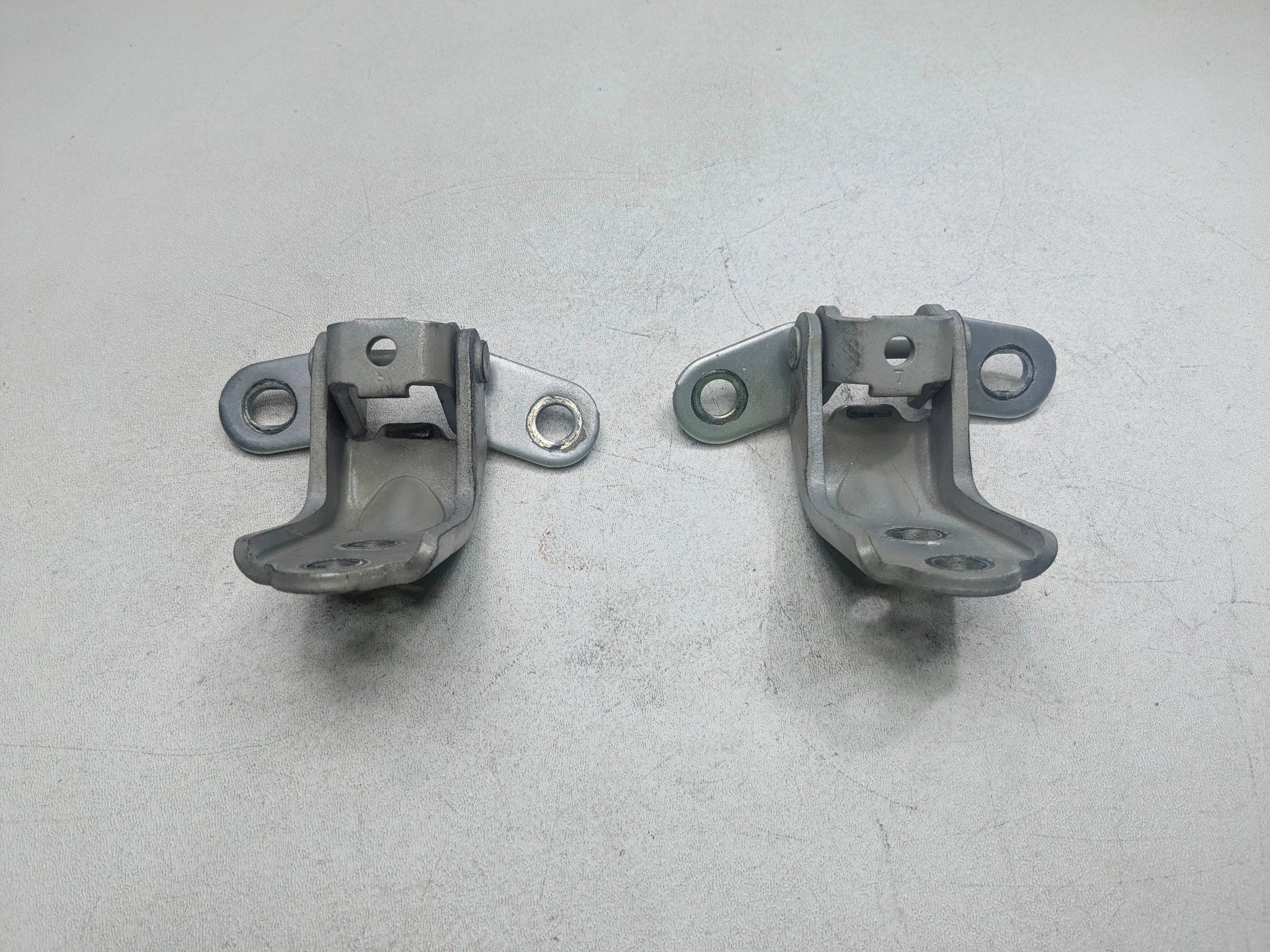 2012 - 2014 HYUNDAI AZERA OEM DOOR HINGES UPPER AND LOWER FRONT LEFT DRIVER SIDE