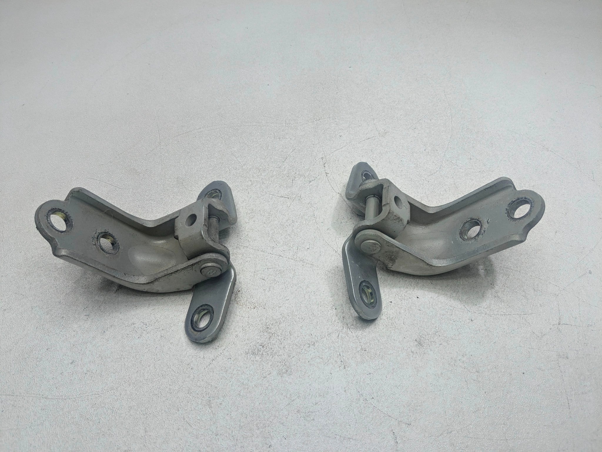 2012 - 2014 HYUNDAI AZERA OEM DOOR HINGES UPPER AND LOWER FRONT LEFT DRIVER SIDE