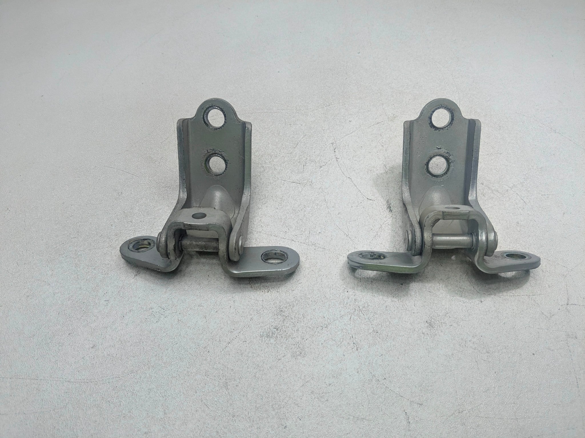 2012 - 2014 HYUNDAI AZERA OEM DOOR HINGES UPPER AND LOWER FRONT LEFT DRIVER SIDE