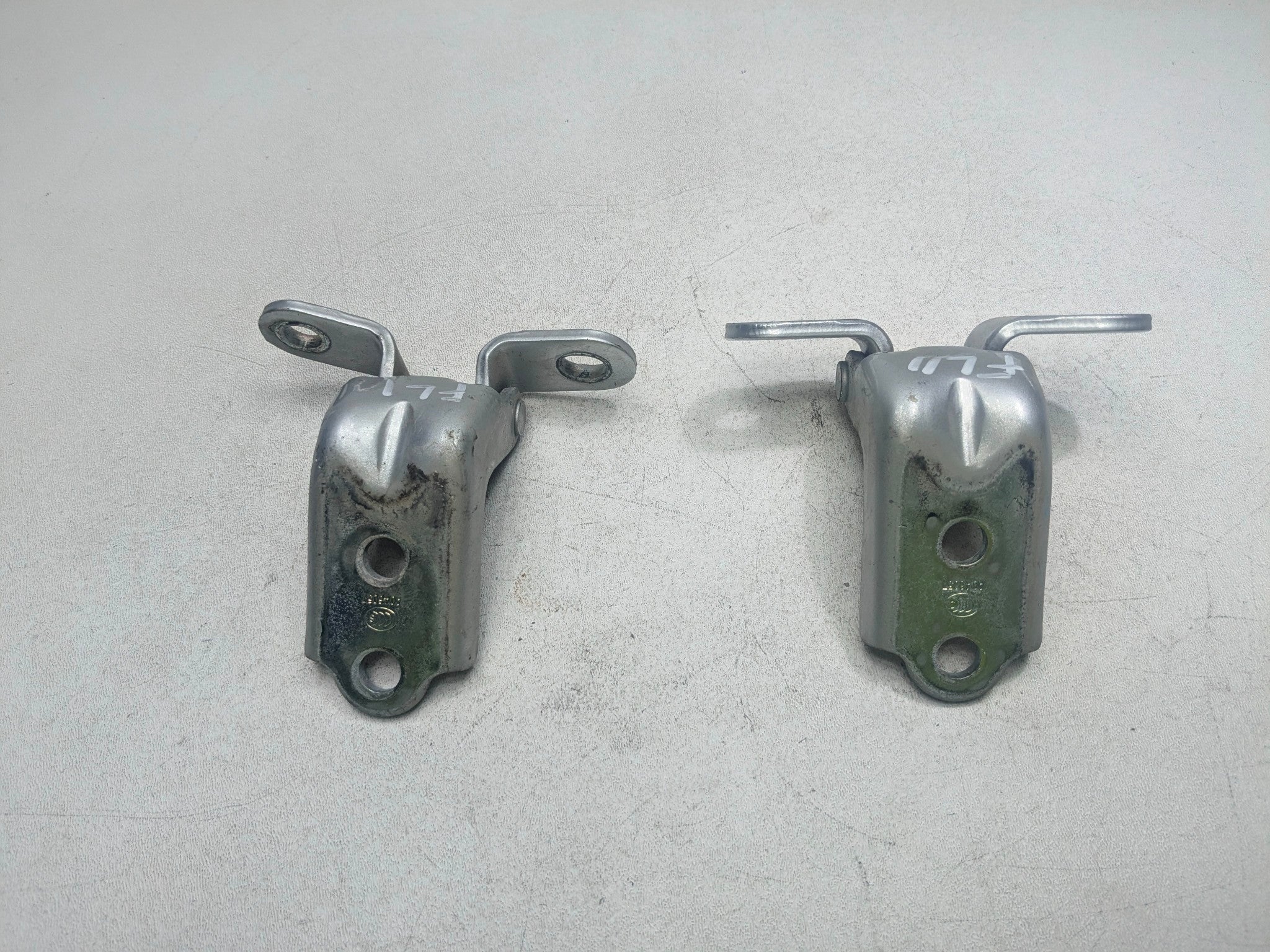 2012 - 2014 HYUNDAI AZERA OEM DOOR HINGES UPPER AND LOWER FRONT LEFT DRIVER SIDE