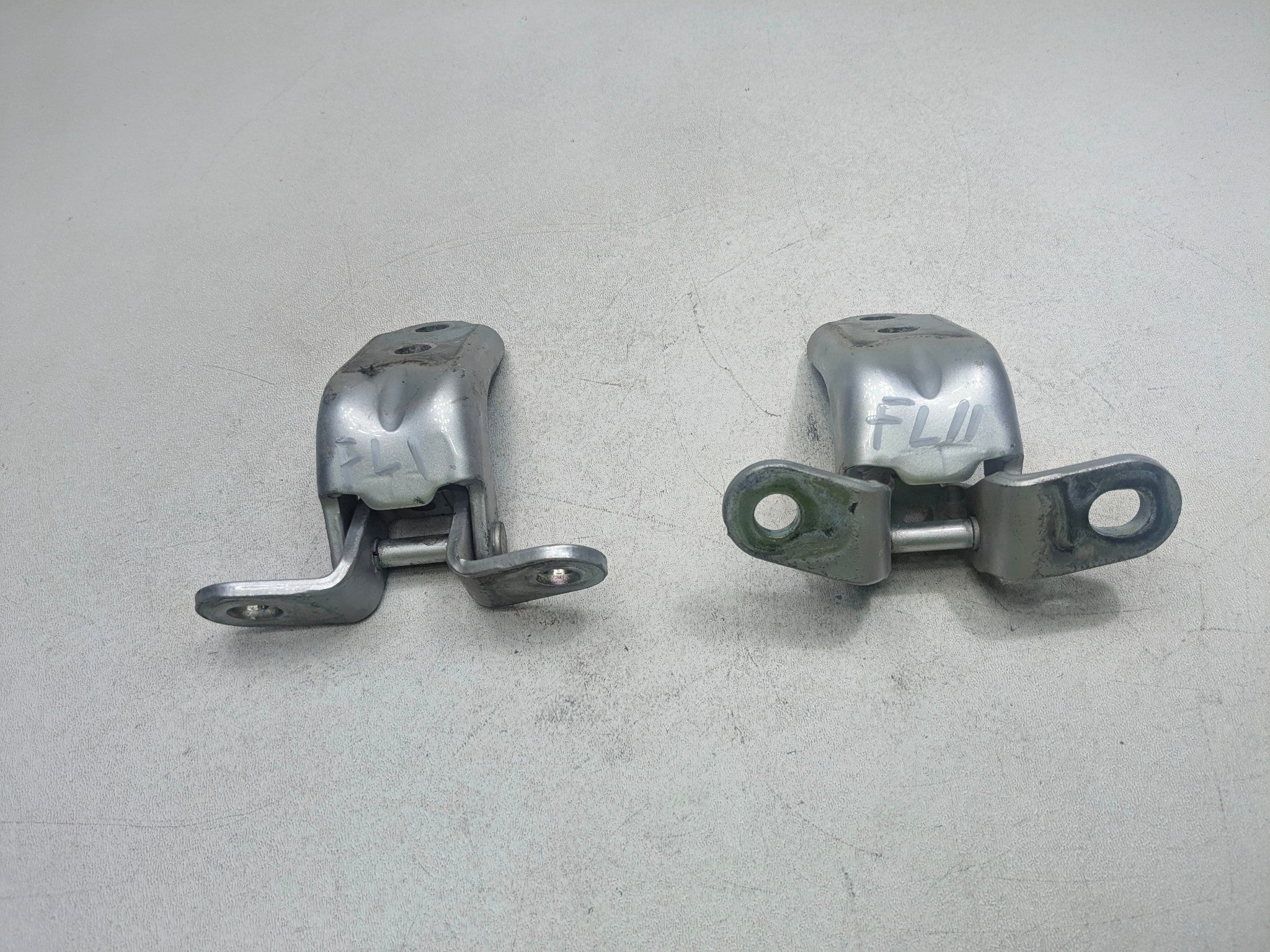 2012 - 2014 HYUNDAI AZERA OEM DOOR HINGES UPPER AND LOWER FRONT LEFT DRIVER SIDE