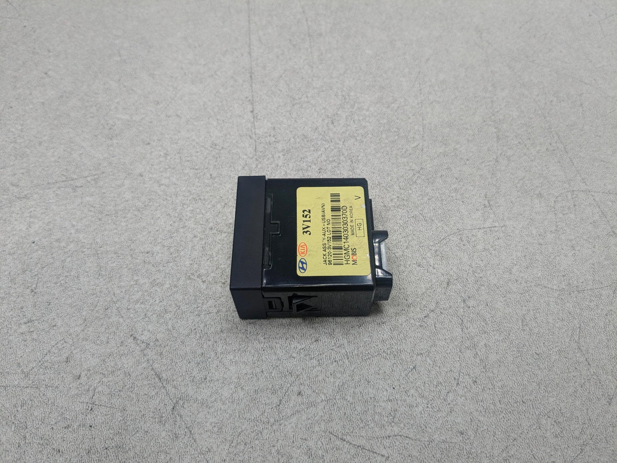 2012 - 2014 HYUNDAI AZERA OEM AUXILIARY JACK USB IPOD MODULE UNIT