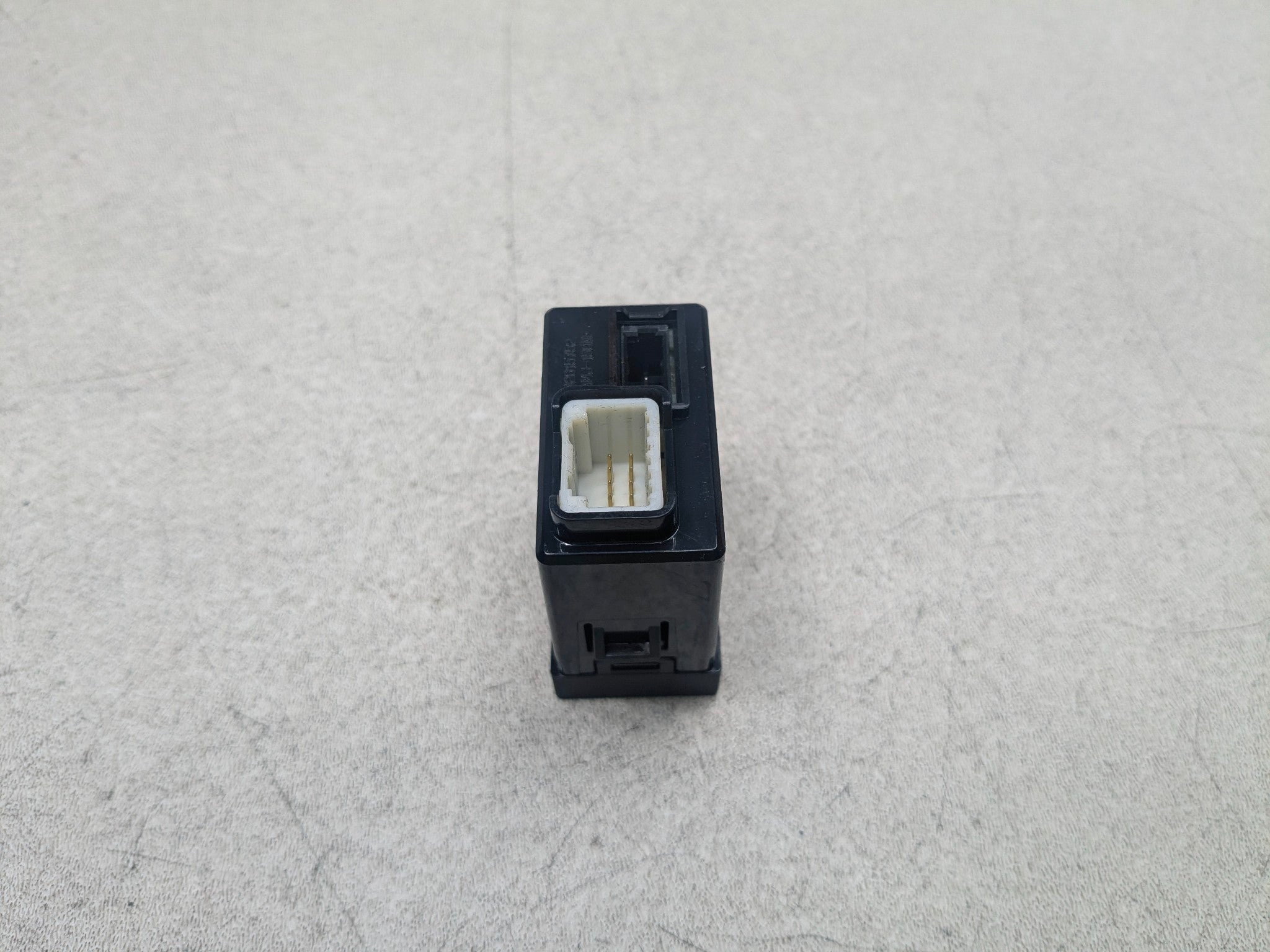 2012 - 2014 HYUNDAI AZERA OEM AUXILIARY JACK USB IPOD MODULE UNIT