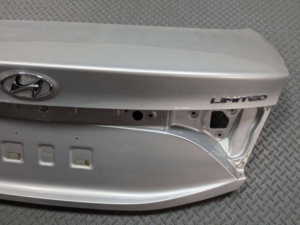 12 - 14 HYUNDAI AZERA OEM REAR TRUNK LID PANEL WITH EMBLEM SILVER FROST METALLIC