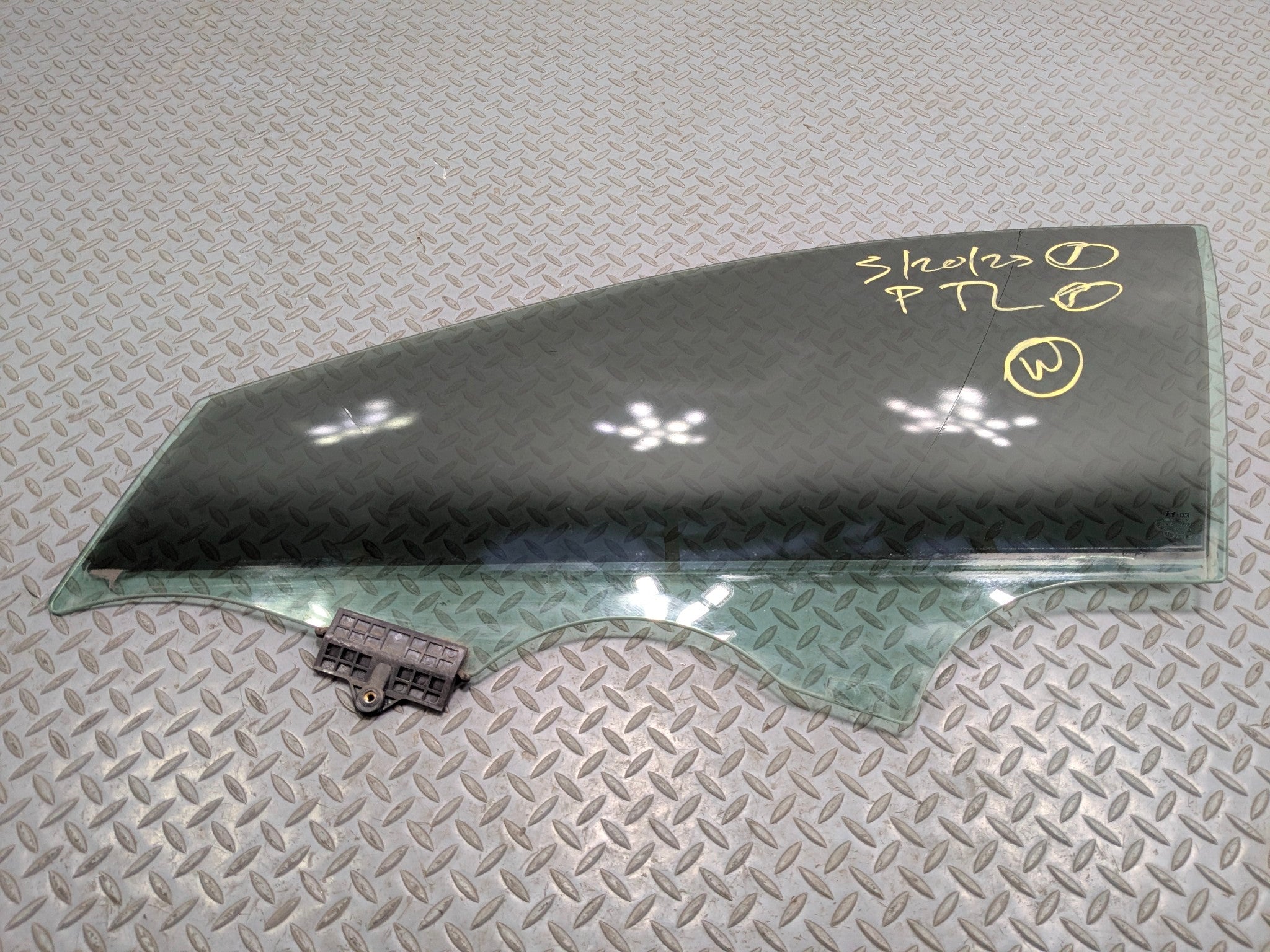 2012 - 2014 HYUNDAI AZERA OEM DOOR WINDOW GLASS FRONT LEFT DRIVER SIDE