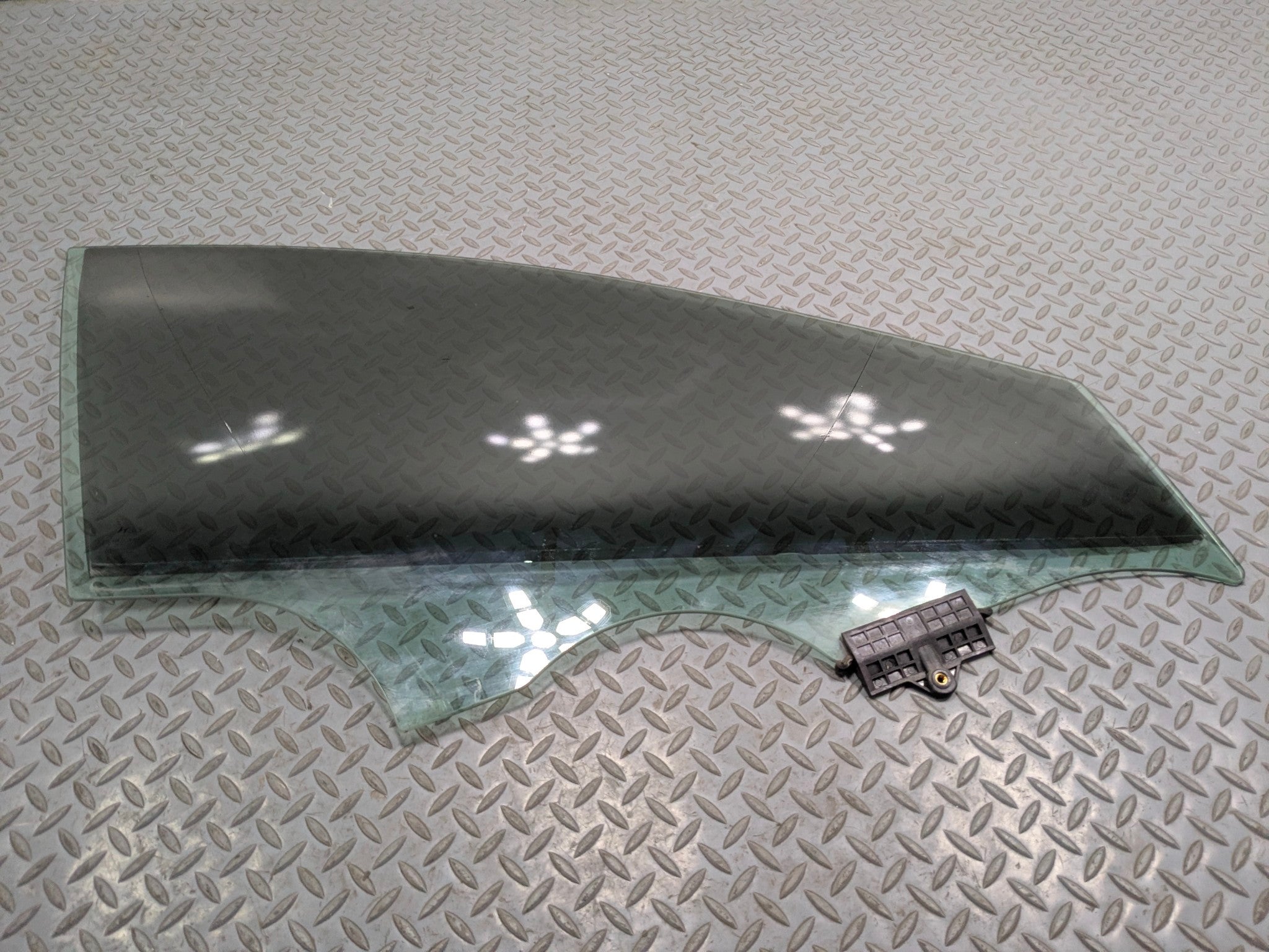 2012 - 2014 HYUNDAI AZERA OEM DOOR WINDOW GLASS FRONT RIGHT PASSENGER SIDE