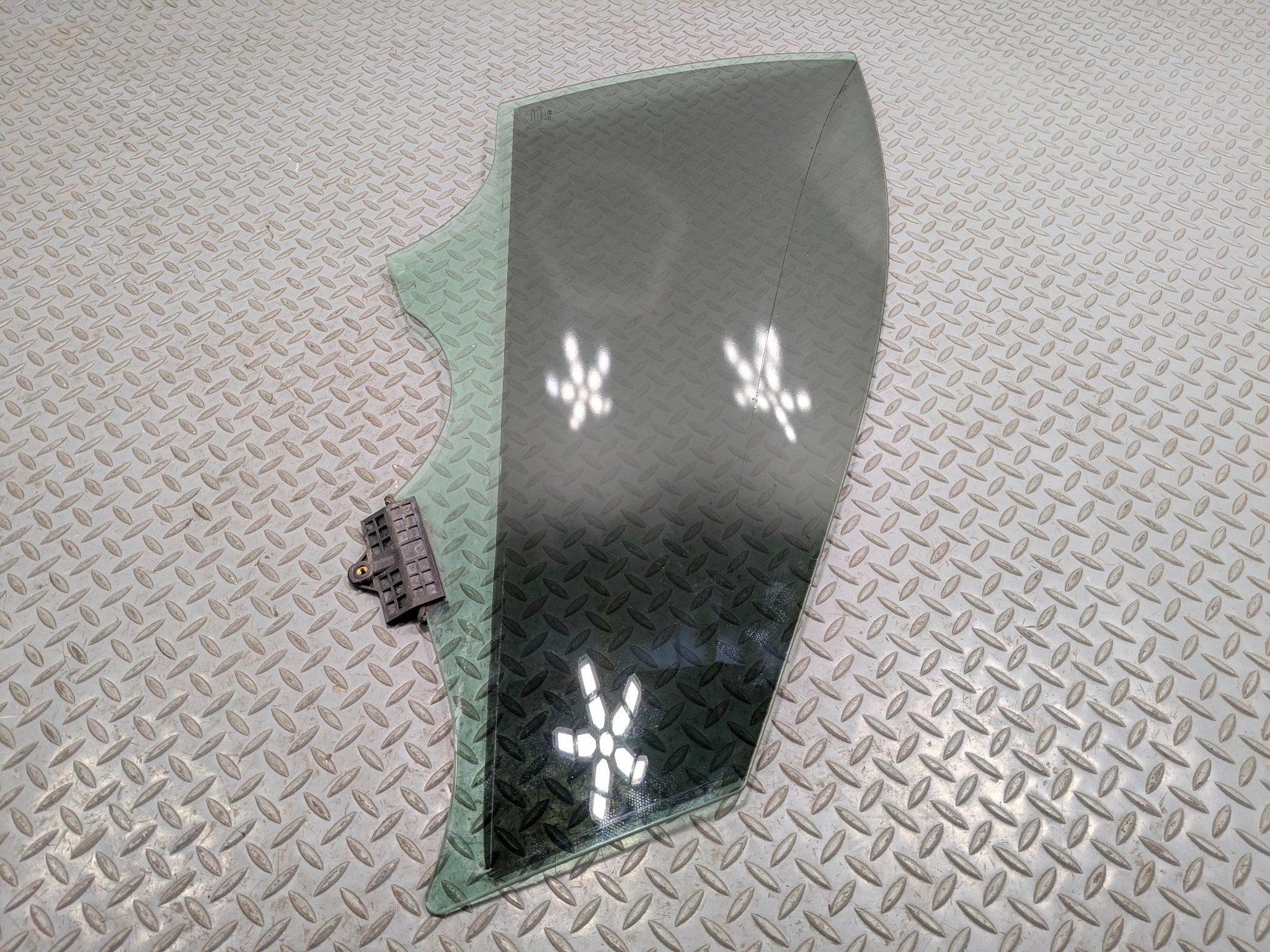 2012 - 2014 HYUNDAI AZERA OEM DOOR WINDOW GLASS FRONT RIGHT PASSENGER SIDE