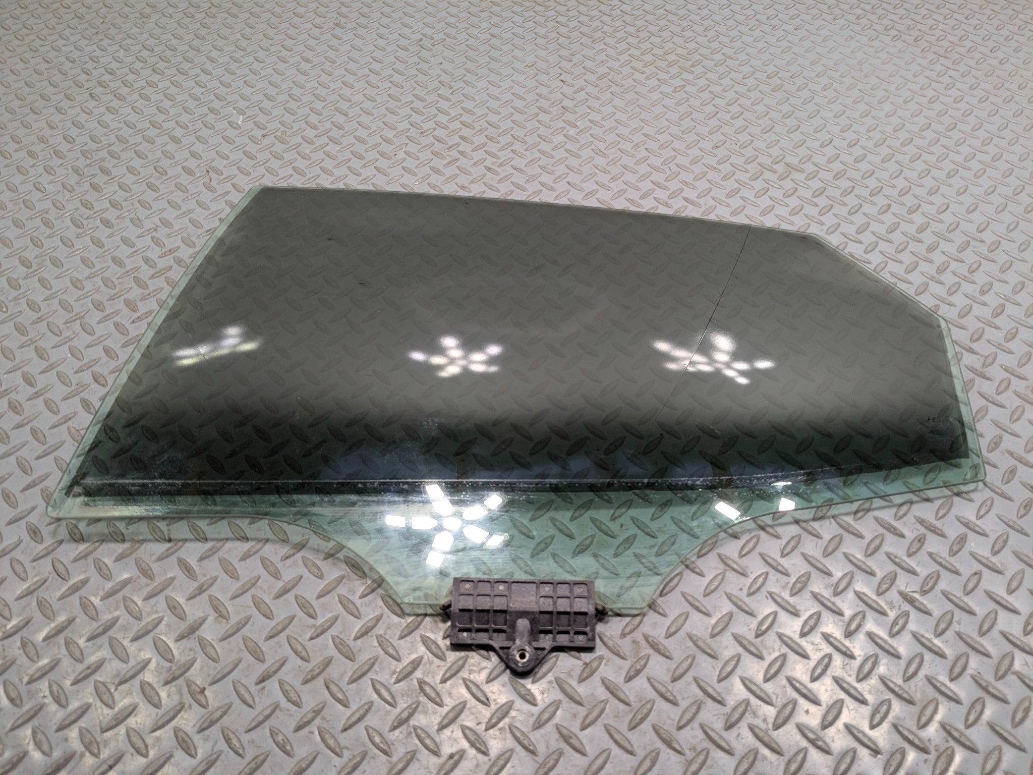 2012 - 2014 HYUNDAI AZERA OEM DOOR WINDOW GLASS RAER LEFT DRIVER SIDE