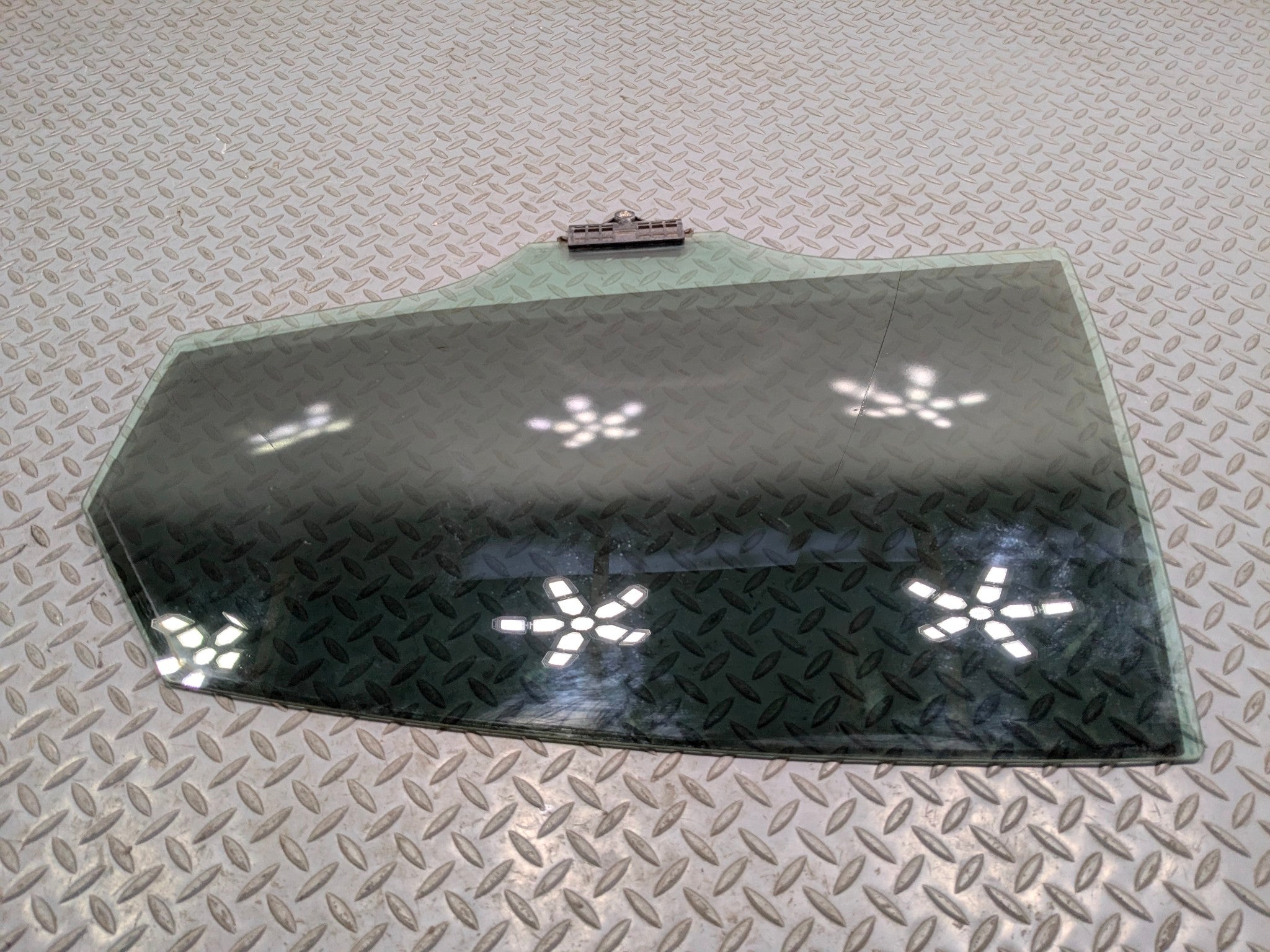 2012 - 2014 HYUNDAI AZERA OEM DOOR WINDOW GLASS RAER LEFT DRIVER SIDE