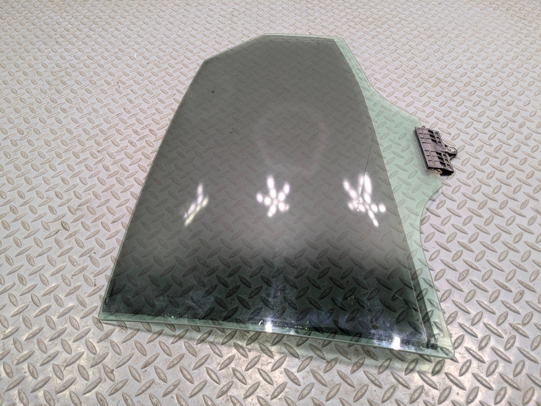 2012 - 2014 HYUNDAI AZERA OEM DOOR WINDOW GLASS RAER LEFT DRIVER SIDE